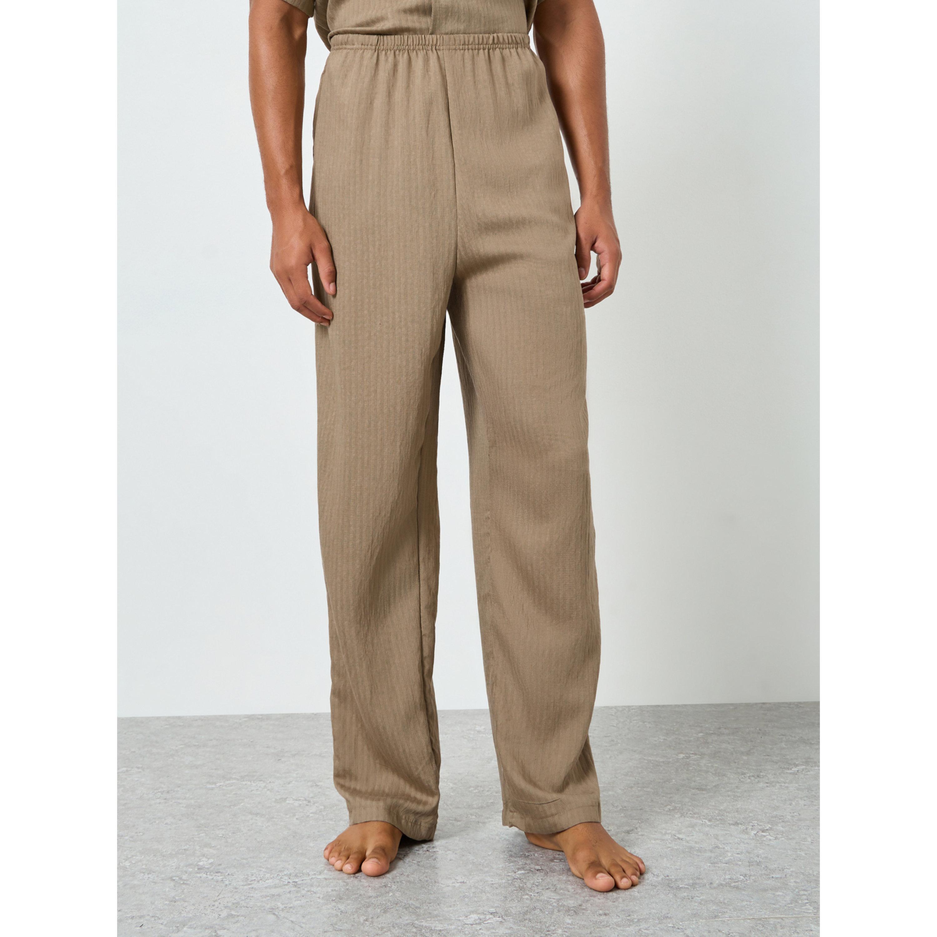 طقم بيجاما من رجالية بنمط قميص بأكمام قصيرة وبنطال بقصة مريحة-men-clothing-nightwear-sets-image-4