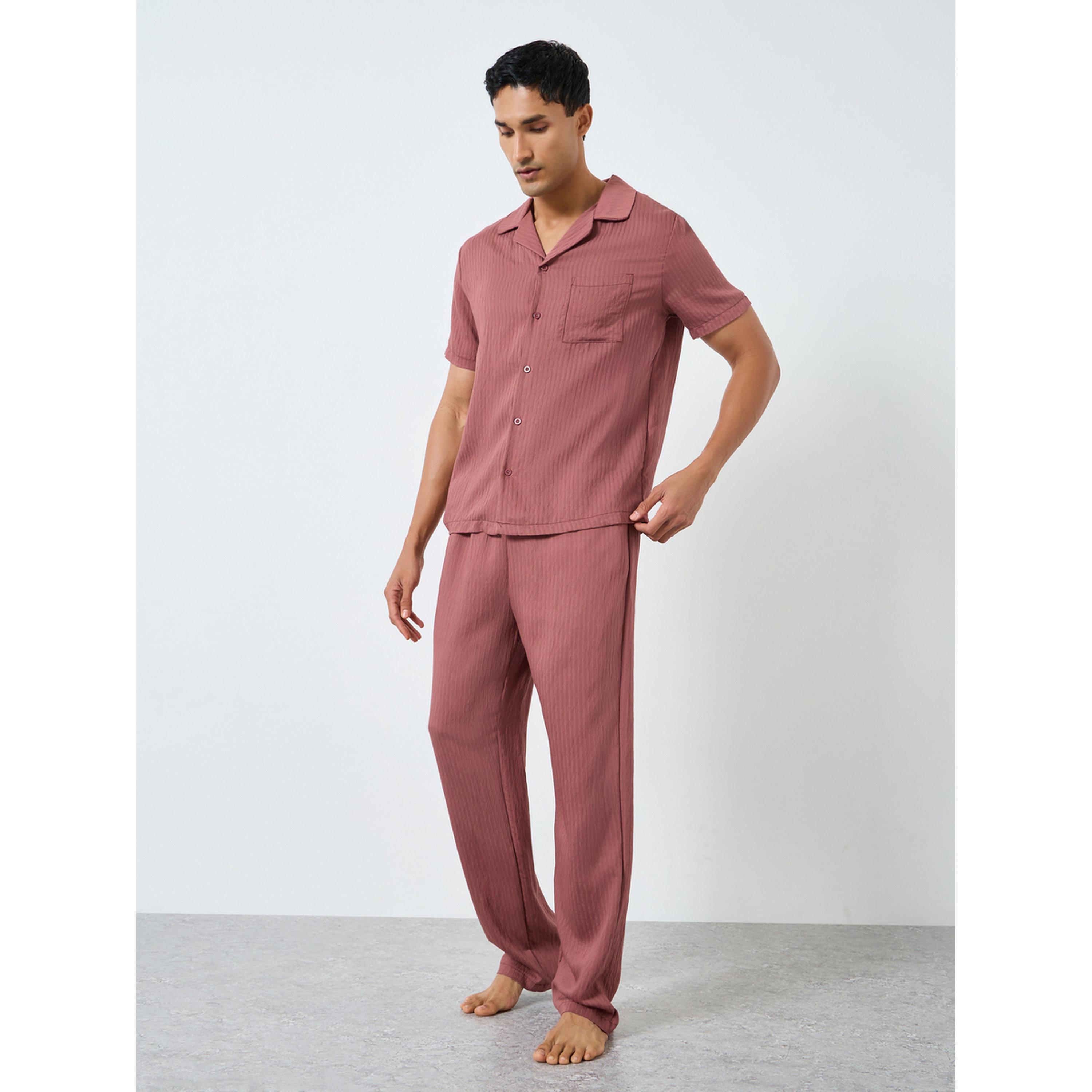 طقم بيجاما من بنطال وقميص بقصة مريحة وأكمام قصيرة-men-clothing-nightwear-sets-image-1