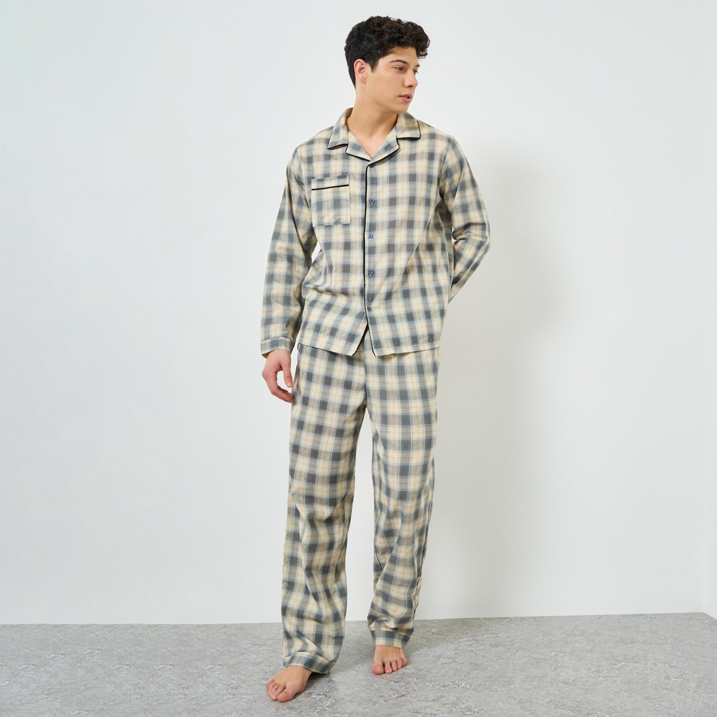 طقم بيجاما من بنطال وقميص بطبعة مربعات وقصة مريحة-men-clothing-nightwear-sets-image-1
