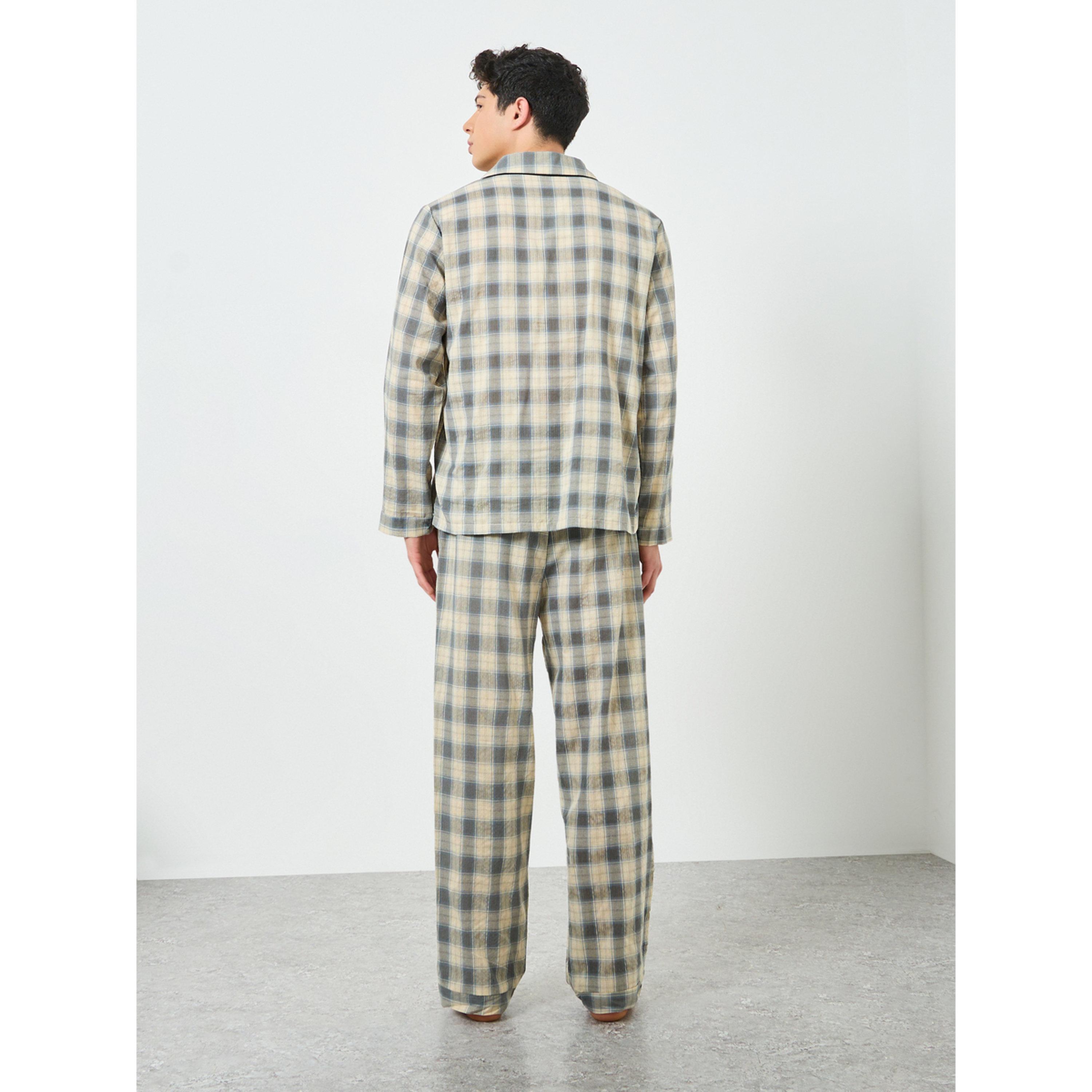 طقم بيجاما من بنطال وقميص بطبعة مربعات وقصة مريحة-men-clothing-nightwear-sets-image-3