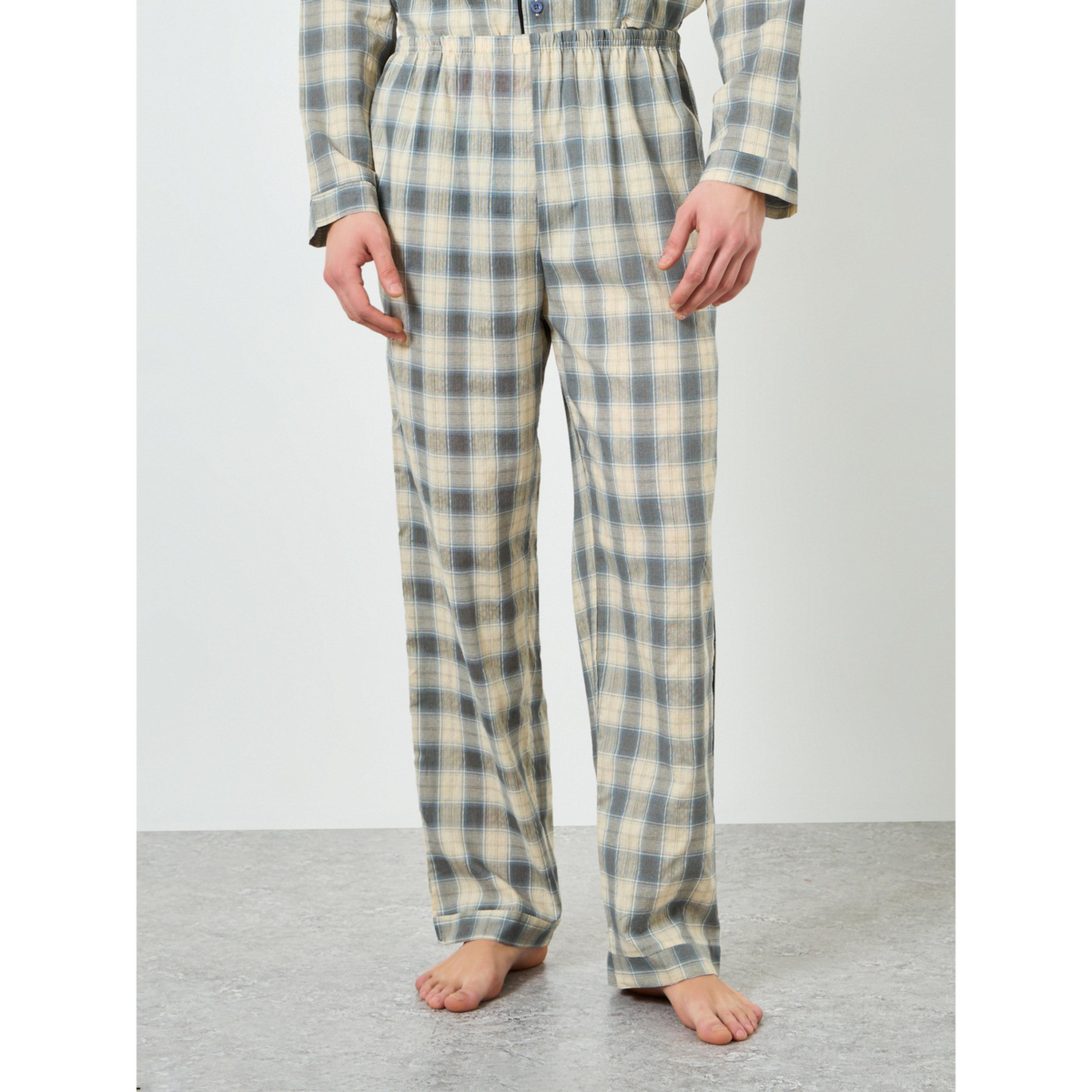 طقم بيجاما من بنطال وقميص بطبعة مربعات وقصة مريحة-men-clothing-nightwear-sets-image-4