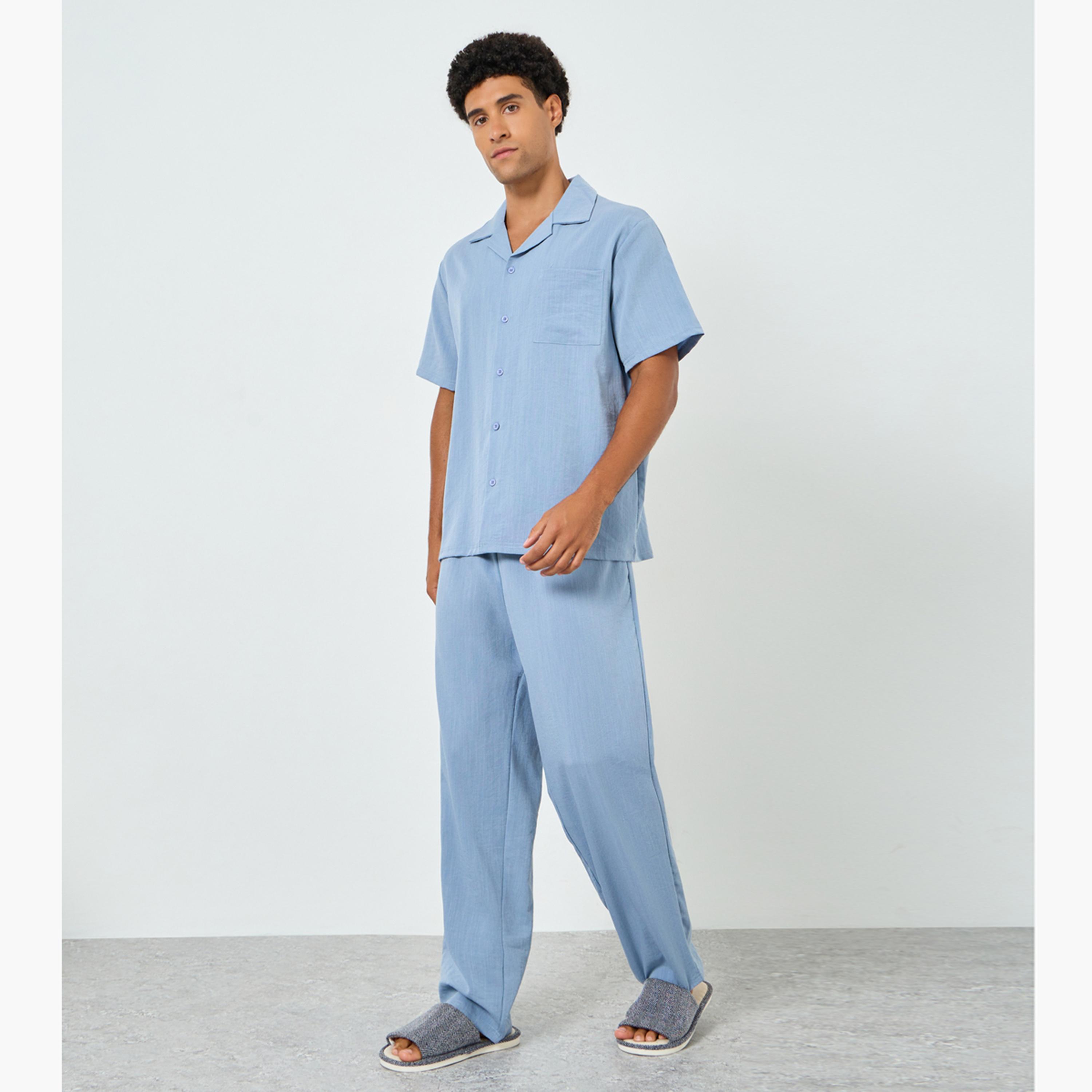 طقم بيجاما من بنطال بقصة مريحة وقميص بأزرار للرجال-men-clothing-nightwear-sets-image-1