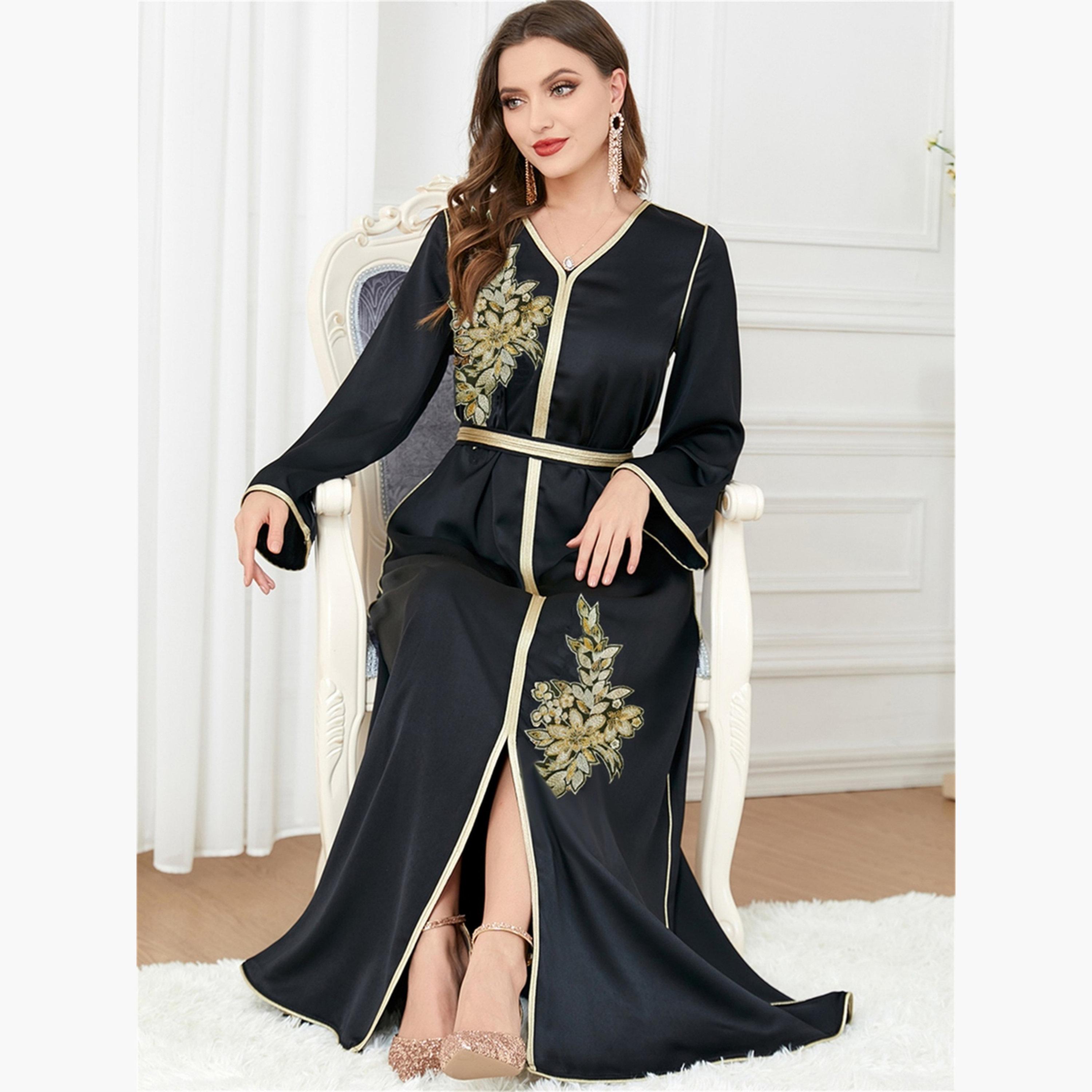 جلابية بحزام وتفاصيل رقعة غرافيك-women-arabicclothing-jalabiyas-image-2