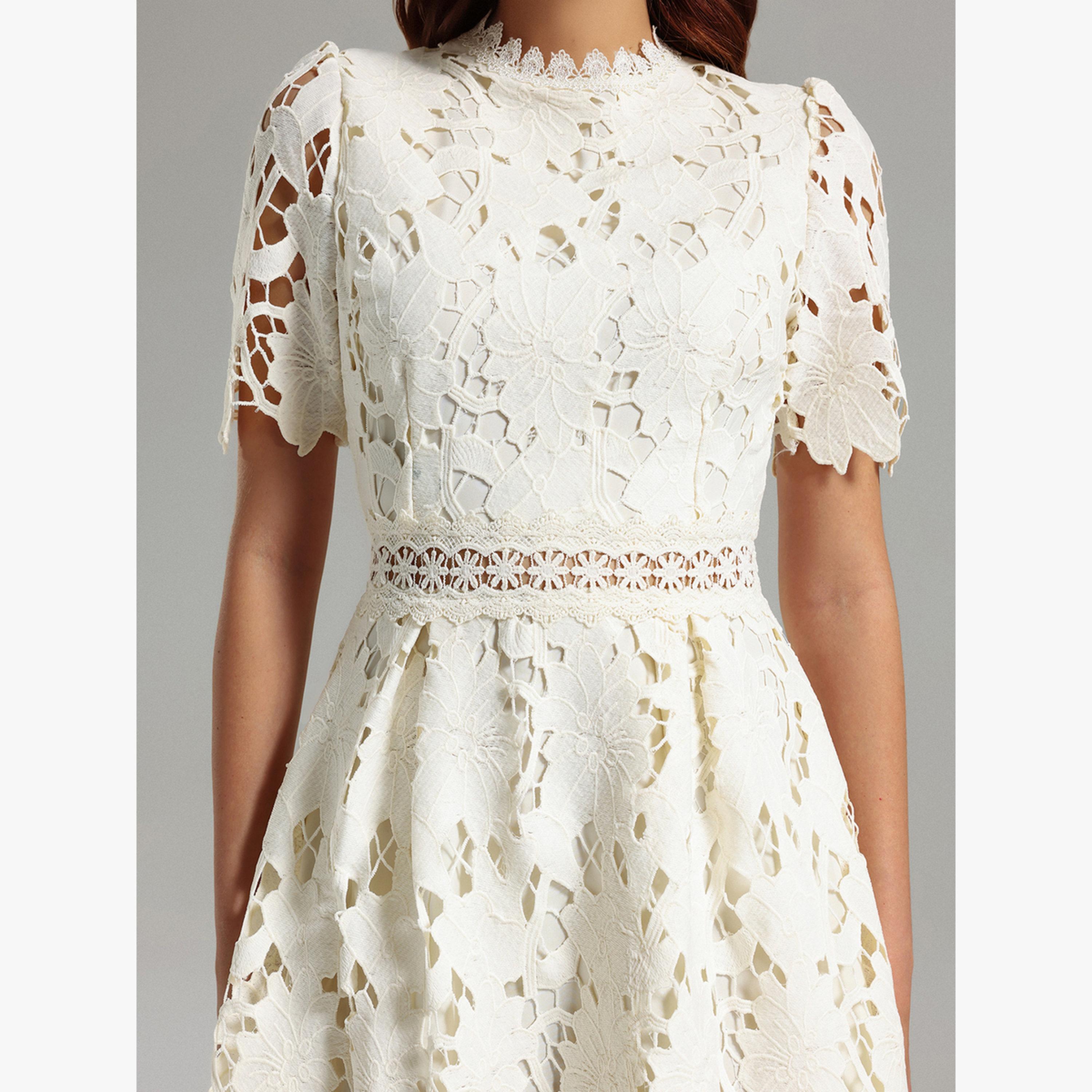فستان بطول الركبة مع تفاصيل دانتيل وأكمام قصيرة-women-clothing-dresses-image-3