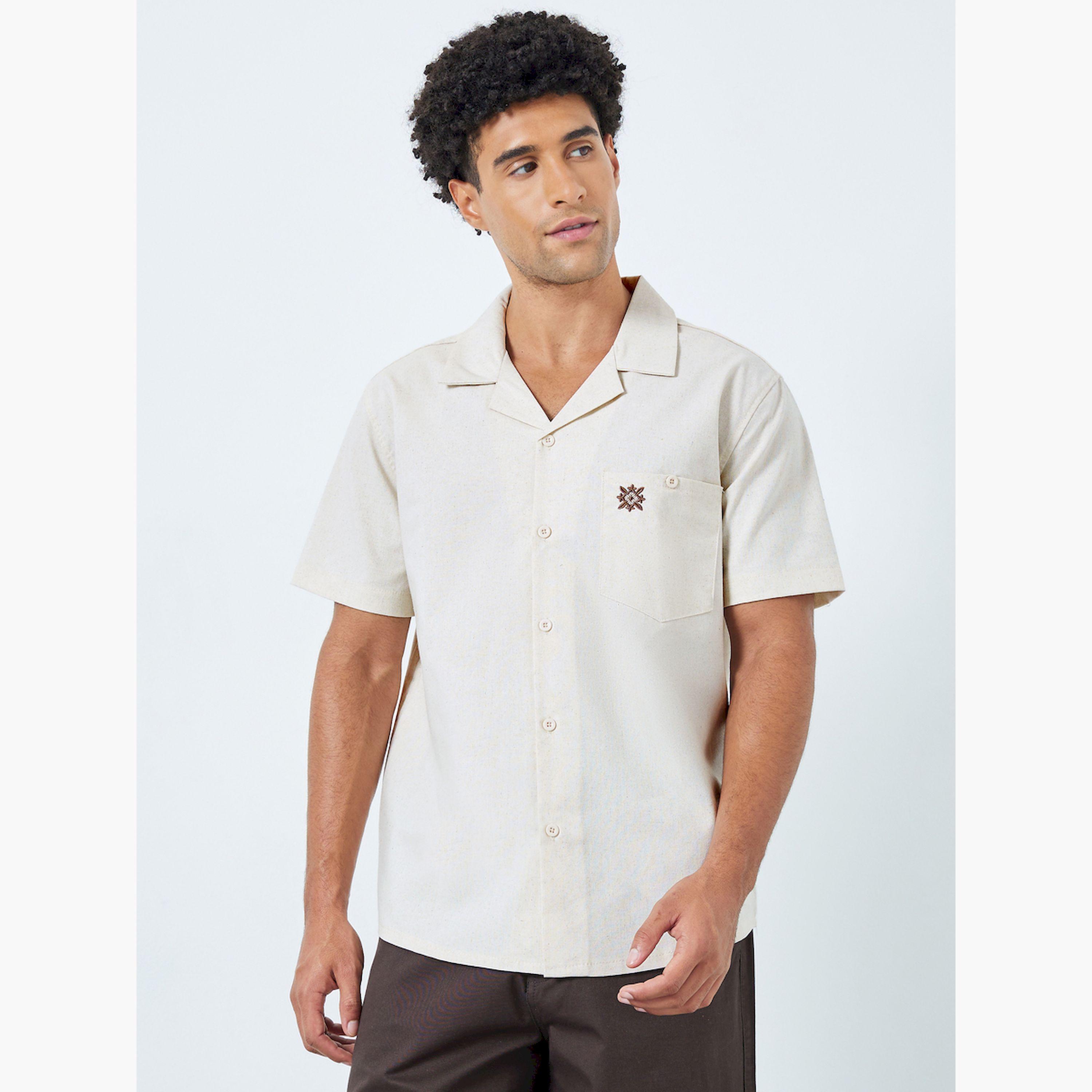 قميص بياقة ريزورت من مزيج الكتان بقصة مريحة-men-clothing-shirts-image-1