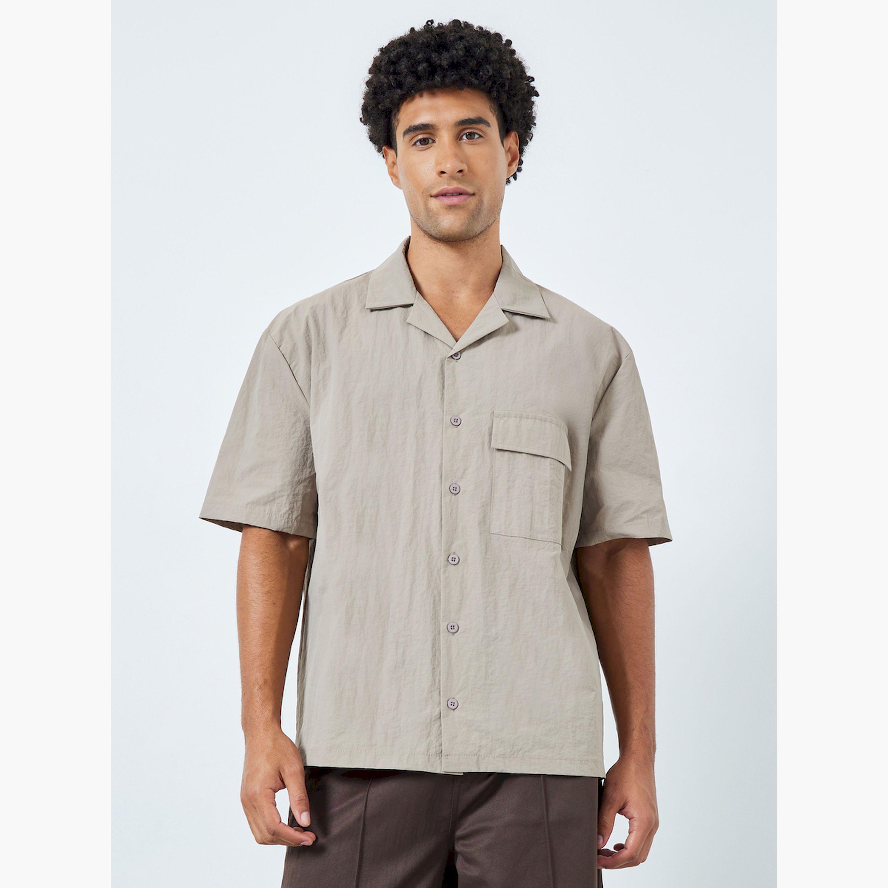 قميص واسع بياقة ريزورت-men-clothing-shirts-image-1