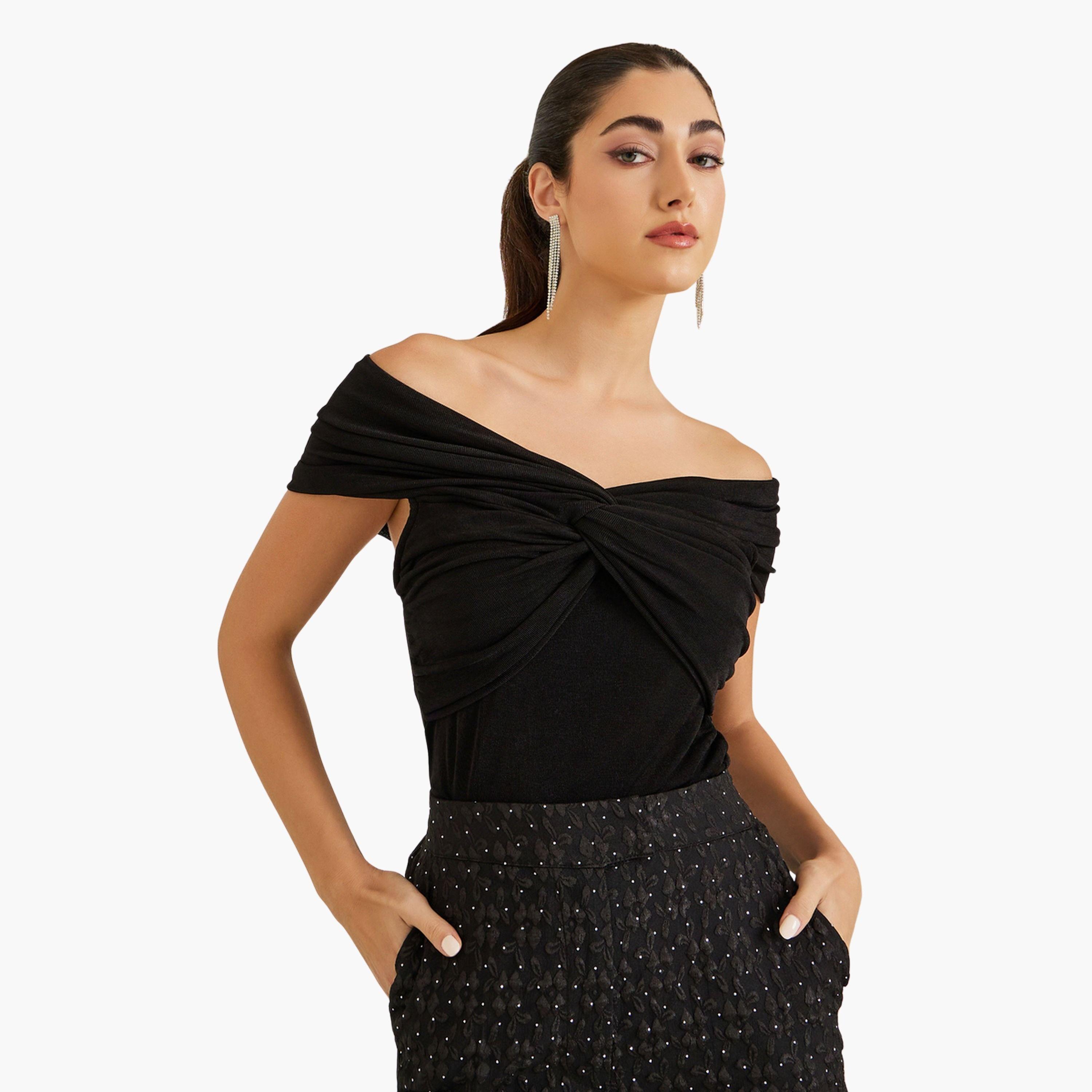 بلوزة محبوكة مكشوفة الكتفين بتصميم ملتوي-women-clothing-shirtsandblouses-blouses-image-1