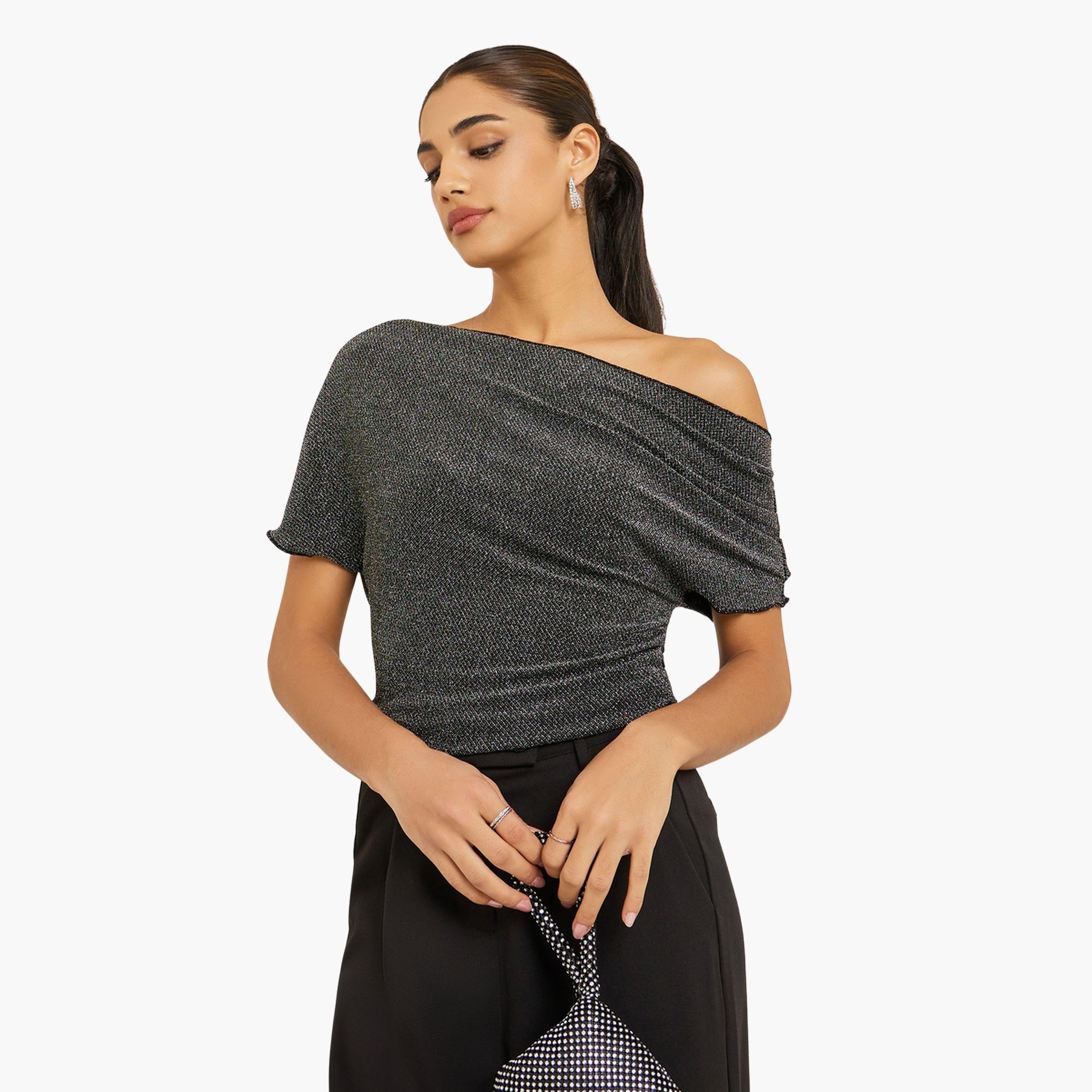 بلوزة بياقة غير متماثلة الطول وتفاصيل براقة-women-clothing-shirtsandblouses-blouses-image-1