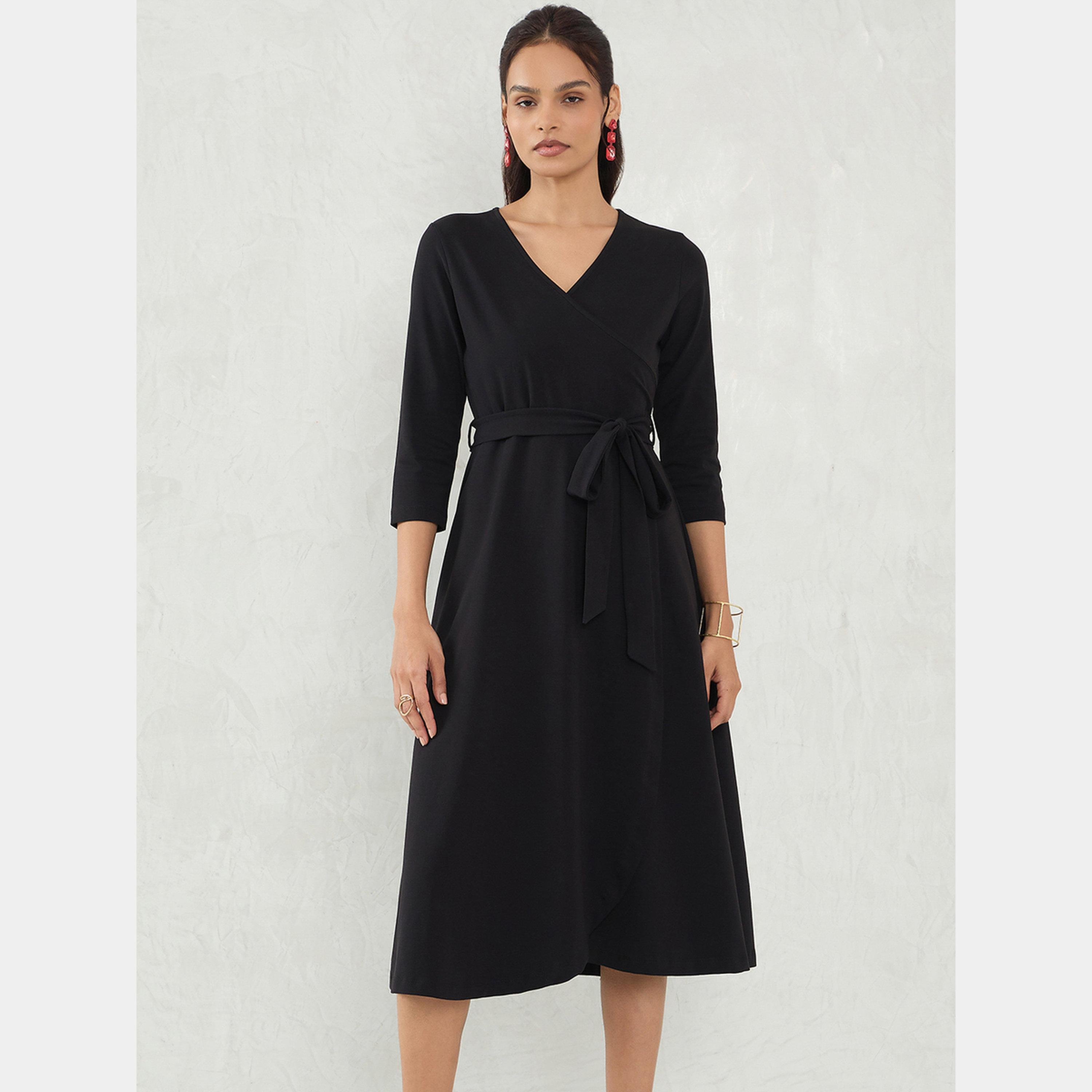فيميلا - فستان نسائي أسود محبوك رقبة حرف V وأكمام ثلاثة أرباع الطول-women-clothing-dresses-image-1