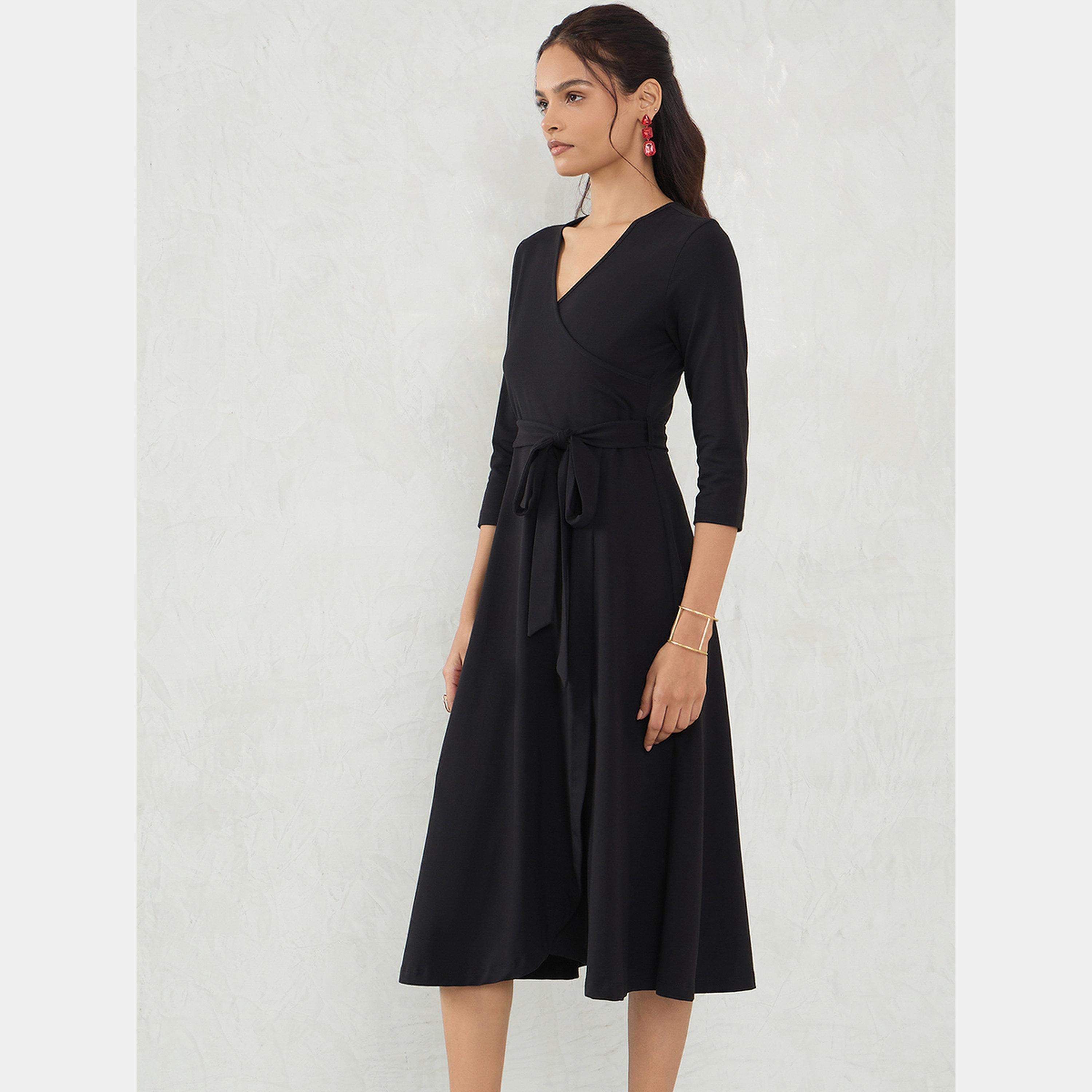 فيميلا - فستان نسائي أسود محبوك رقبة حرف V وأكمام ثلاثة أرباع الطول-women-clothing-dresses-image-2