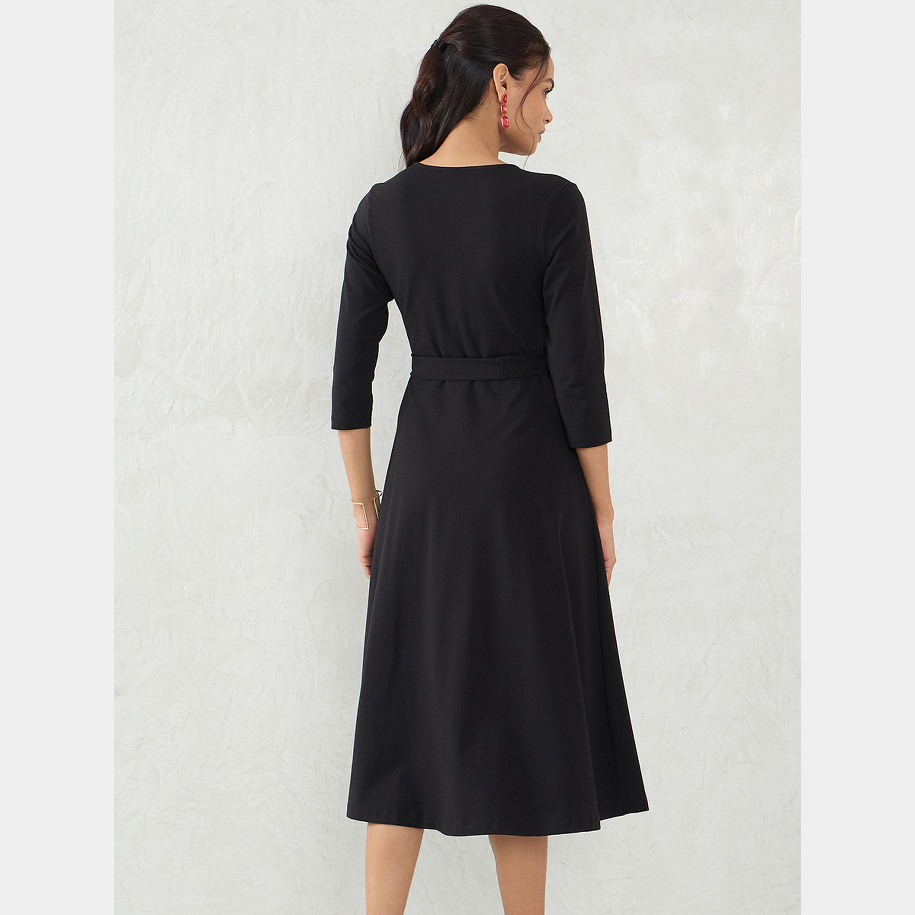 فيميلا - فستان نسائي أسود محبوك رقبة حرف V وأكمام ثلاثة أرباع الطول-women-clothing-dresses-image-3