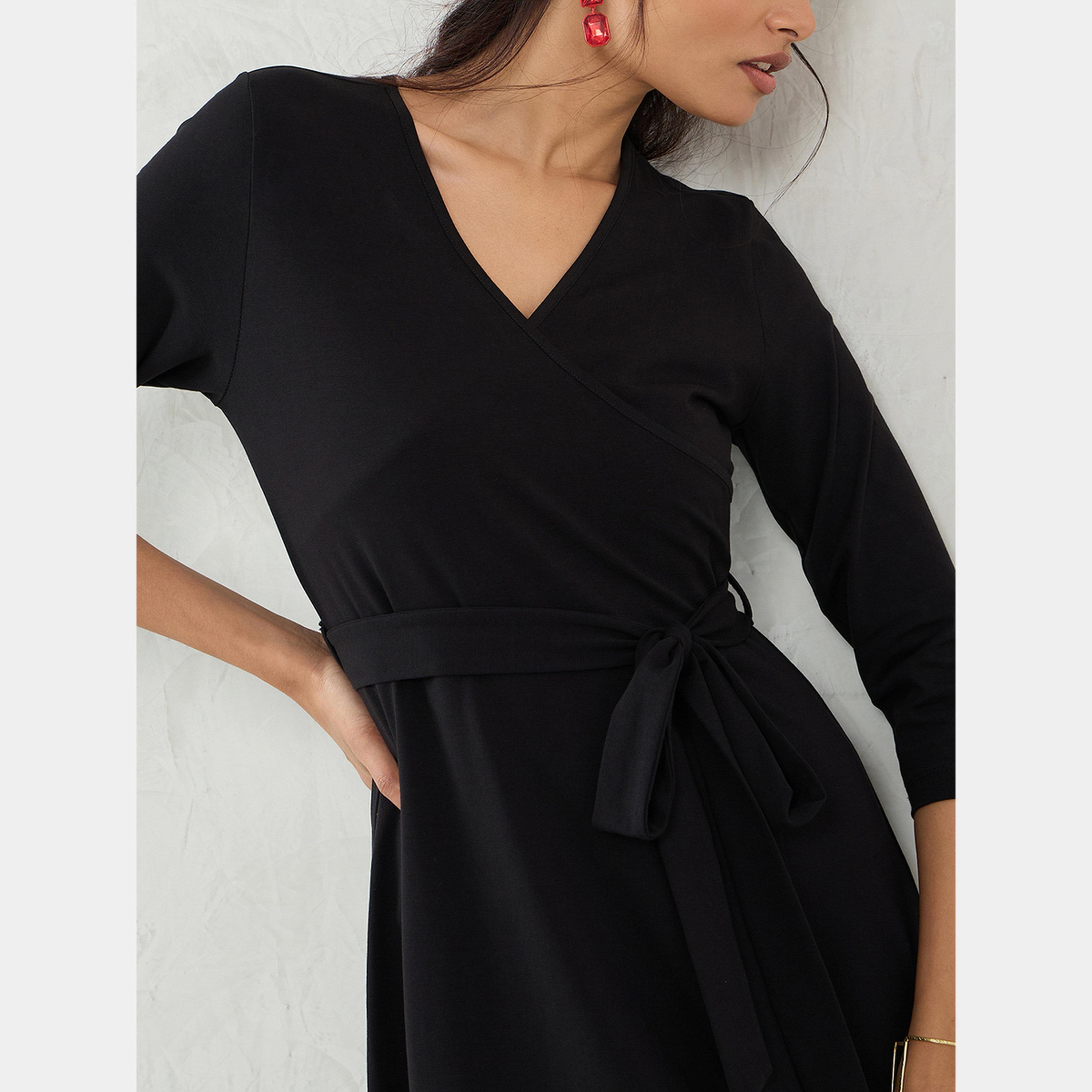 فيميلا - فستان نسائي أسود محبوك رقبة حرف V وأكمام ثلاثة أرباع الطول-women-clothing-dresses-image-4