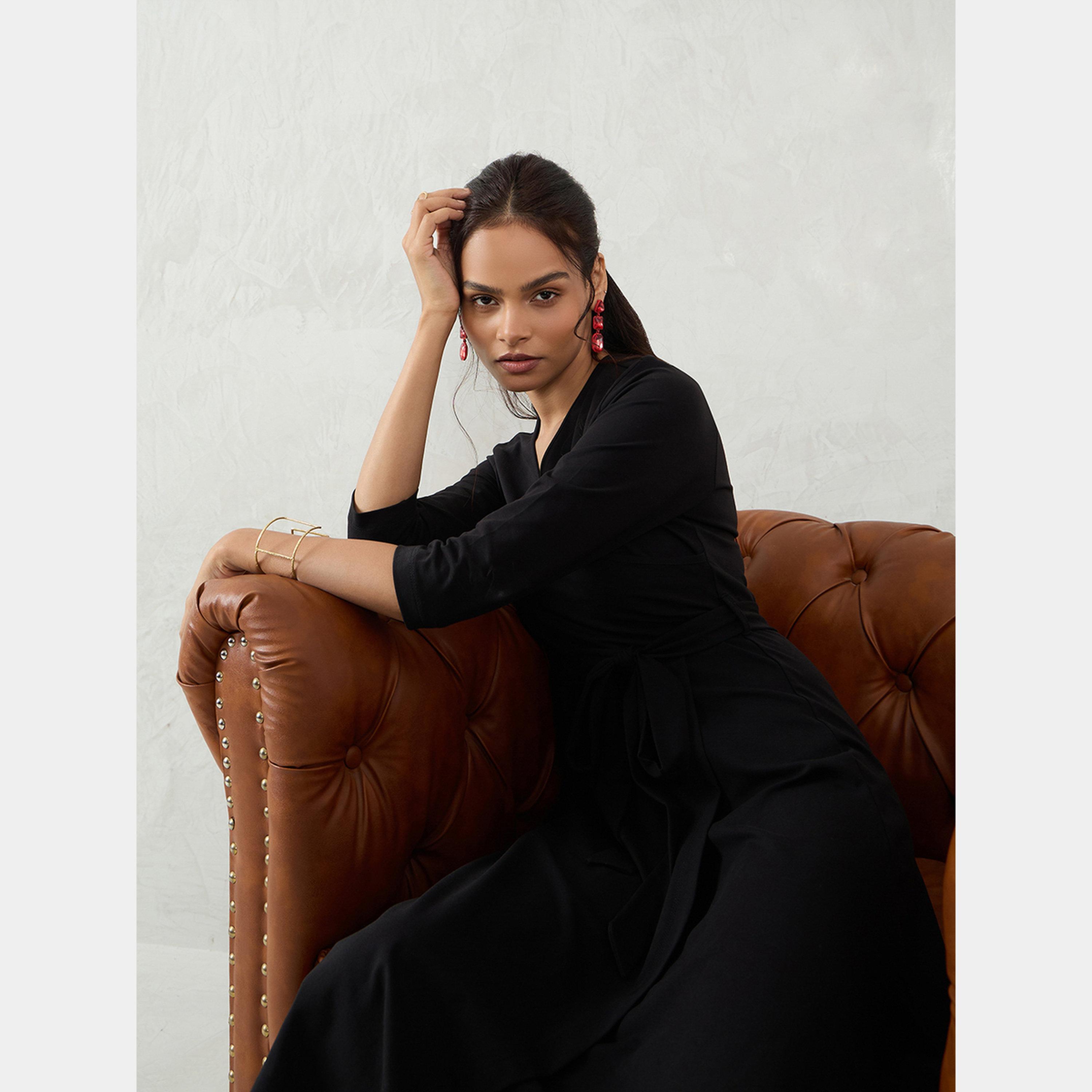 فيميلا - فستان نسائي أسود محبوك رقبة حرف V وأكمام ثلاثة أرباع الطول-women-clothing-dresses-image-5