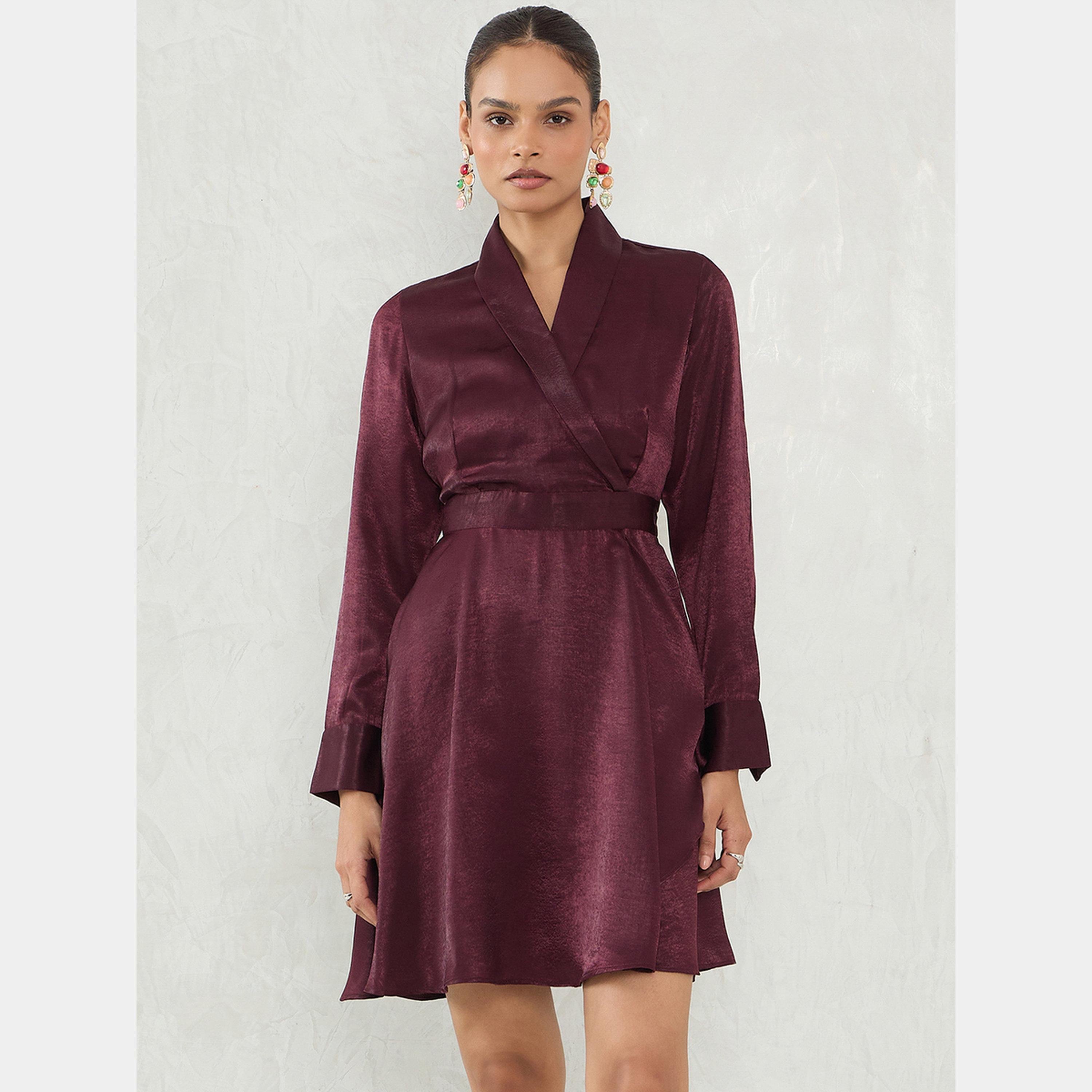 فيميلا - فستان نسائي قصير ملفوف بأكمام طويلة وياقة شال من الساتان النبيذي-women-clothing-dresses-image-1