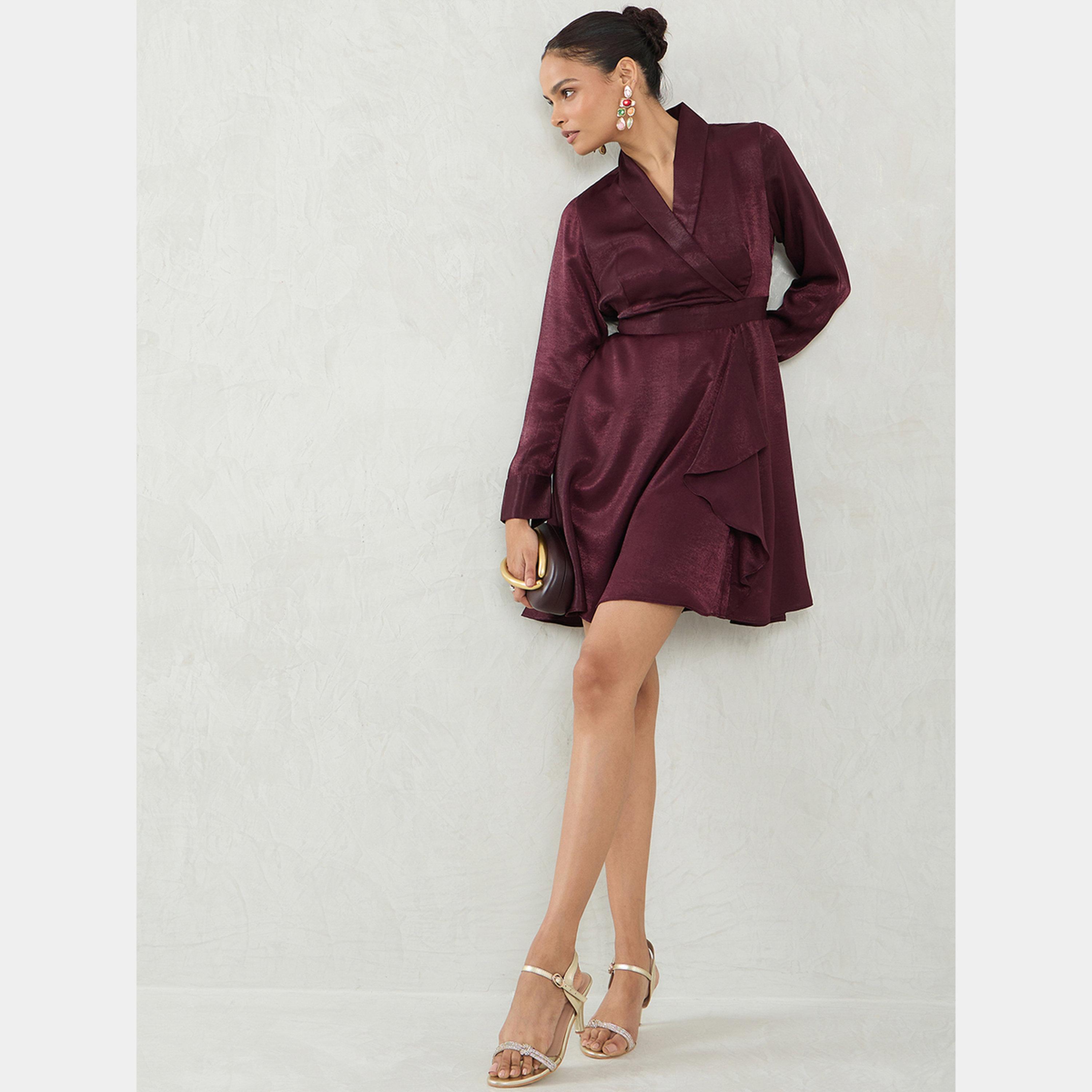 فيميلا - فستان نسائي قصير ملفوف بأكمام طويلة وياقة شال من الساتان النبيذي-women-clothing-dresses-image-2
