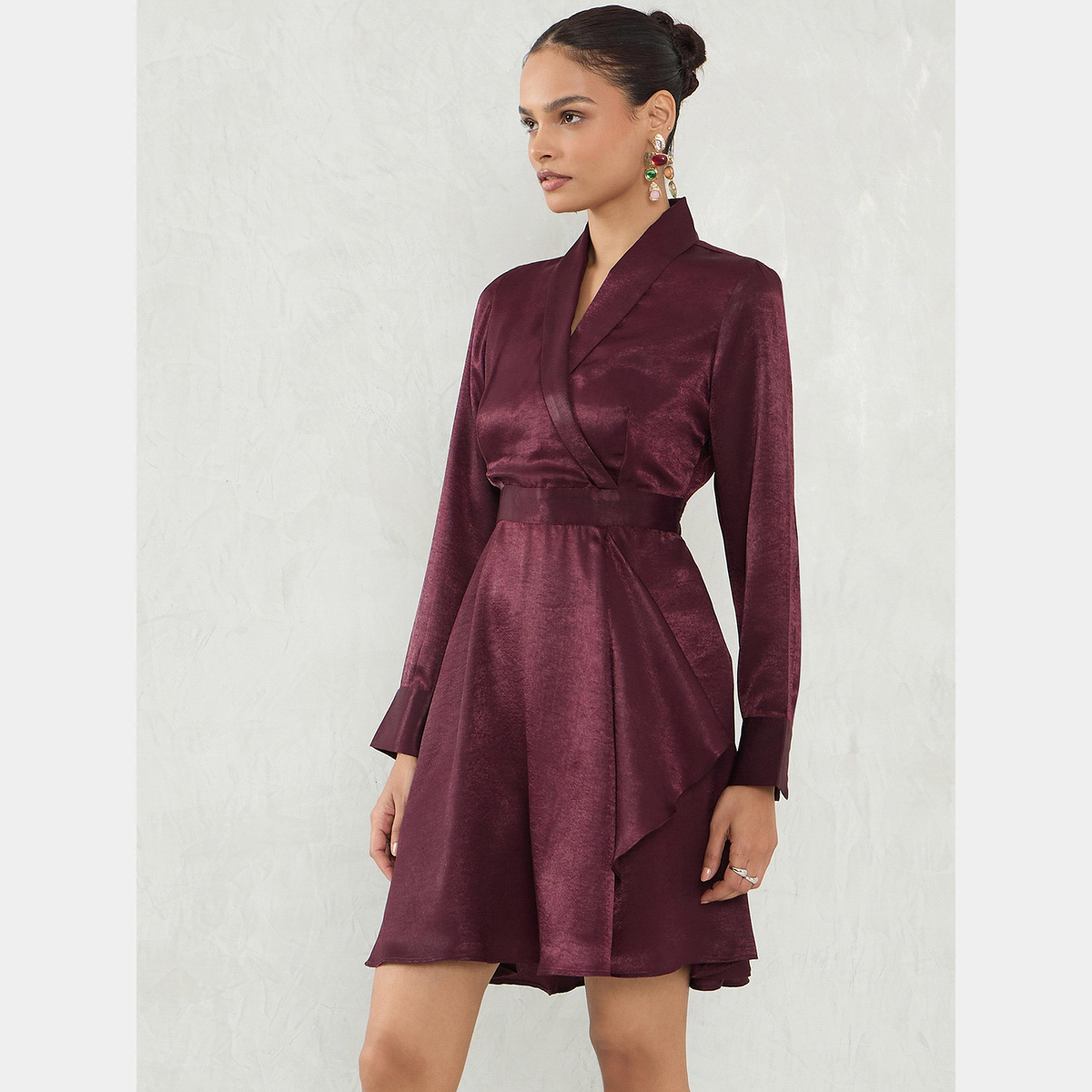 فيميلا - فستان نسائي قصير ملفوف بأكمام طويلة وياقة شال من الساتان النبيذي-women-clothing-dresses-image-3
