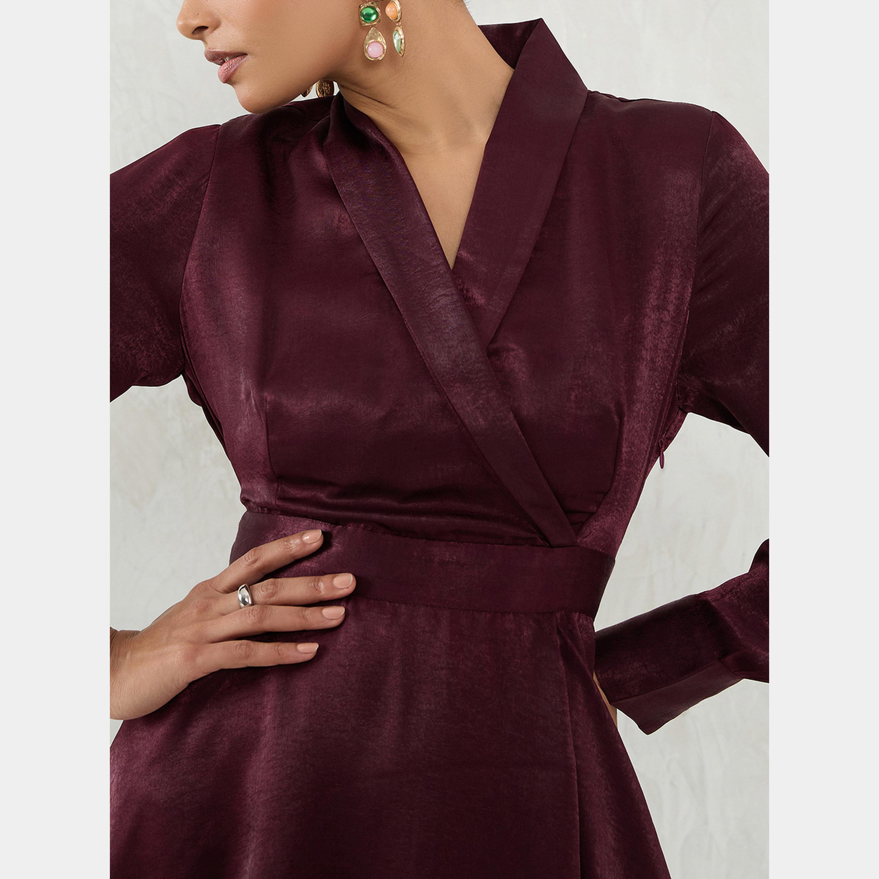 فيميلا - فستان نسائي قصير ملفوف بأكمام طويلة وياقة شال من الساتان النبيذي-women-clothing-dresses-image-4