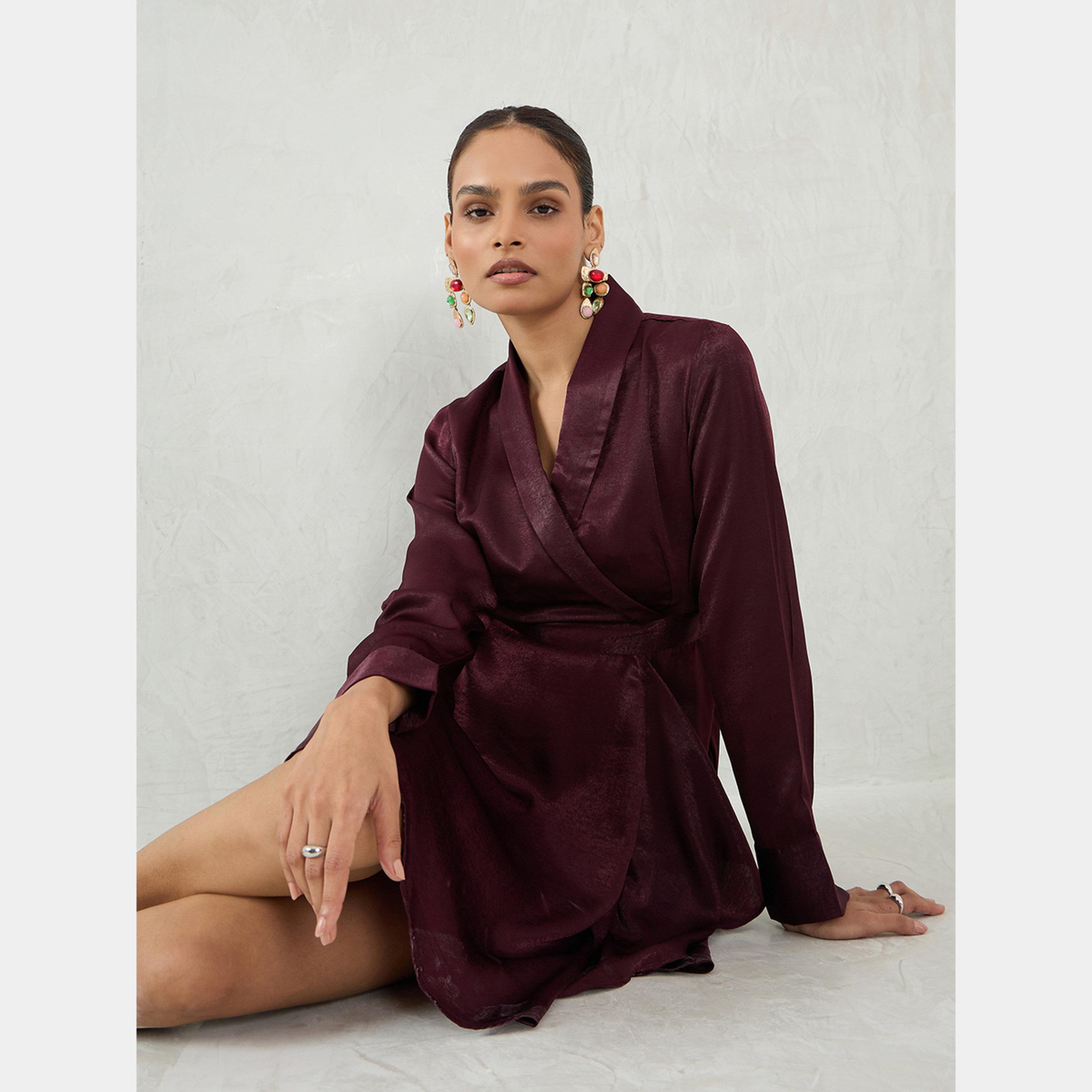 فيميلا - فستان نسائي قصير ملفوف بأكمام طويلة وياقة شال من الساتان النبيذي-women-clothing-dresses-image-6