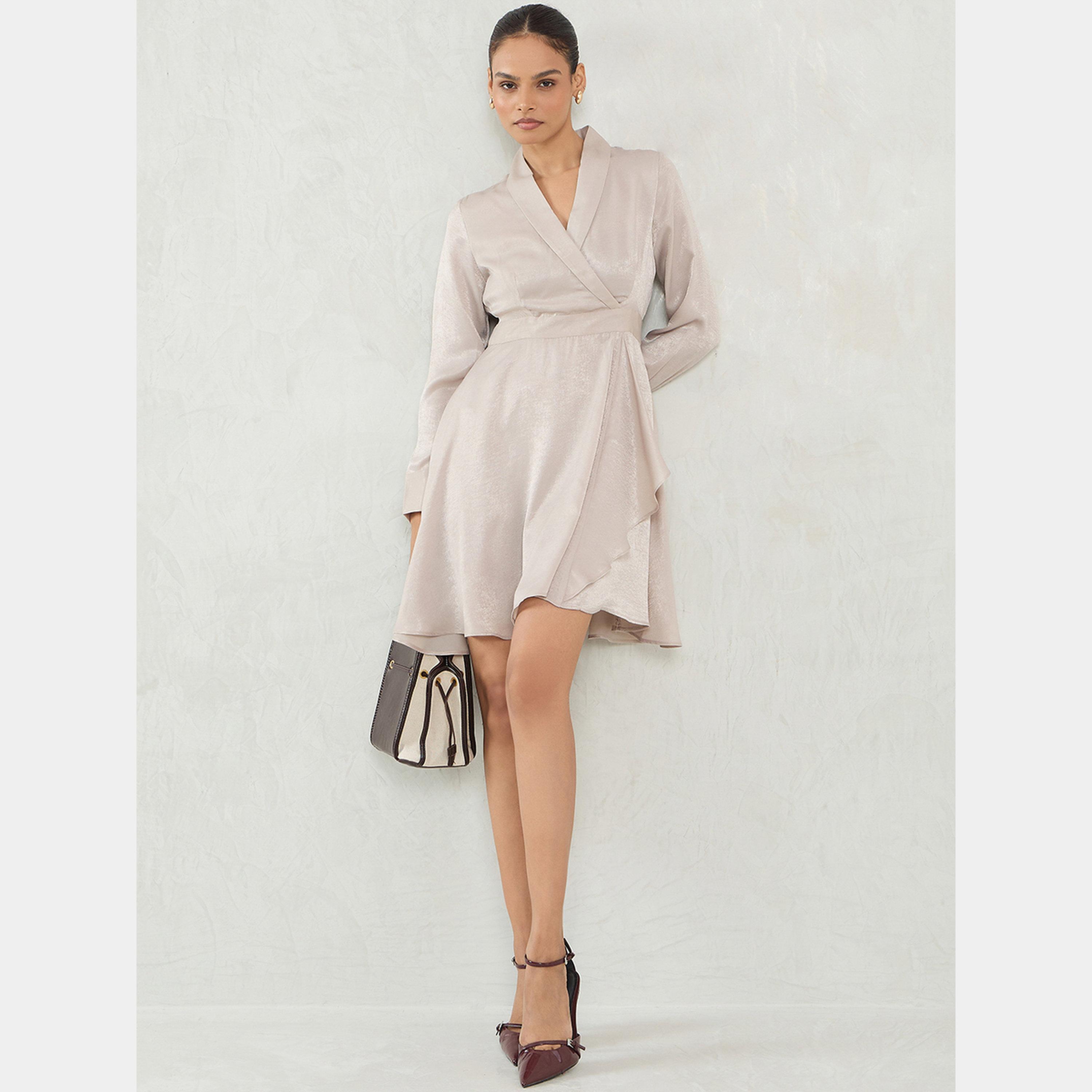 فيميلا - فستان قصير ملفوف بأكمام طويلة وياقة شال من الساتان البيج للنساء-women-clothing-dresses-image-2