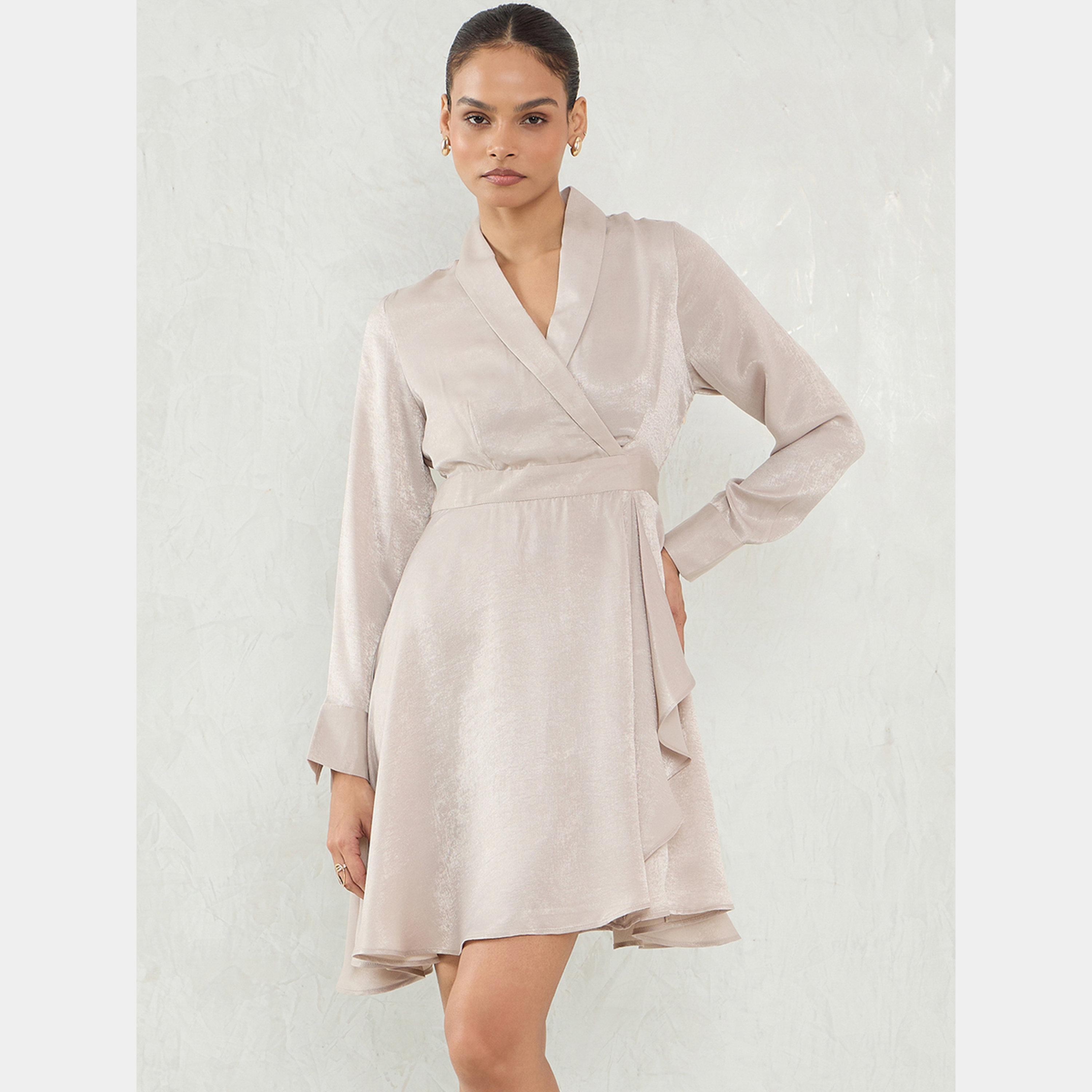 فيميلا - فستان قصير ملفوف بأكمام طويلة وياقة شال من الساتان البيج للنساء-women-clothing-dresses-image-3