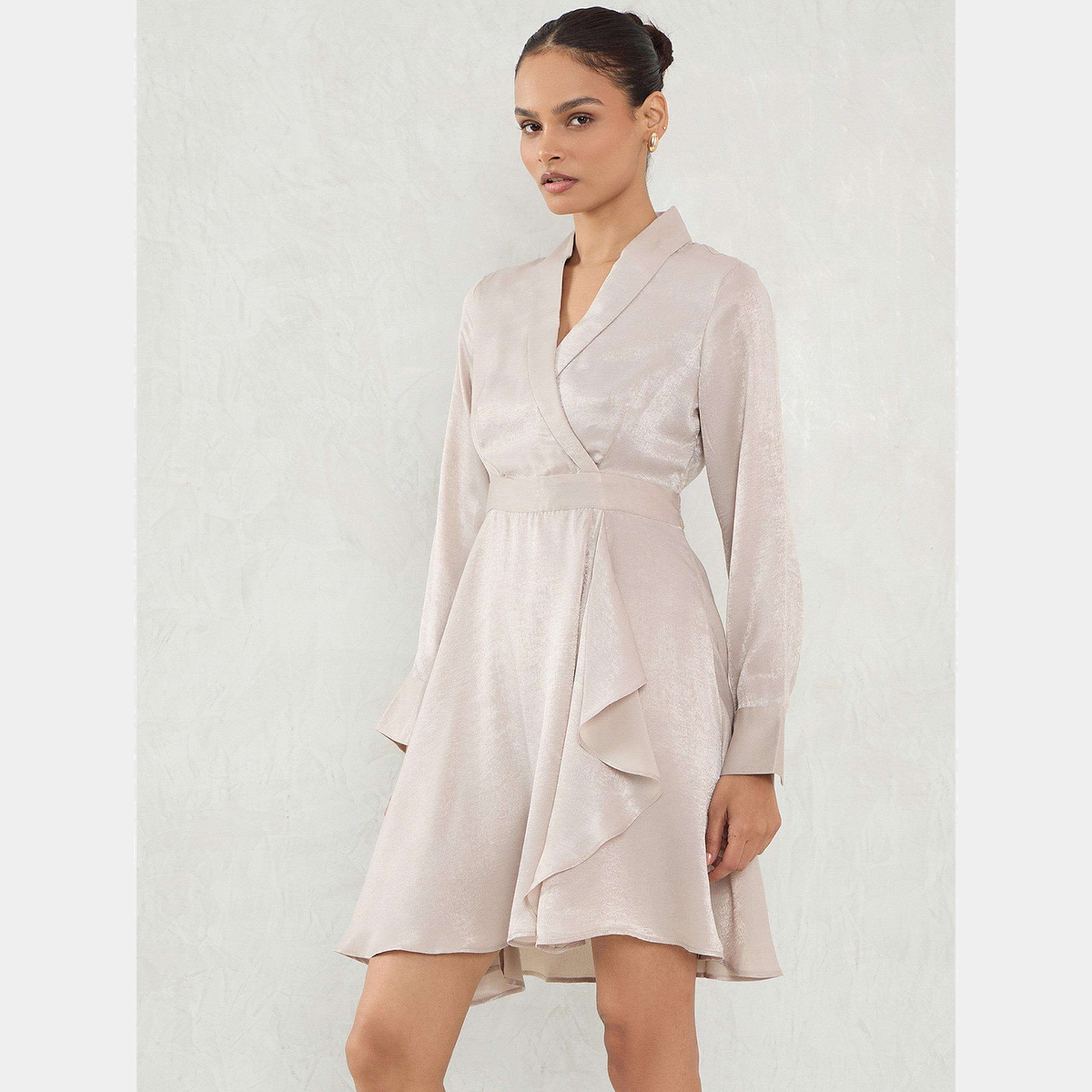 فيميلا - فستان قصير ملفوف بأكمام طويلة وياقة شال من الساتان البيج للنساء-women-clothing-dresses-image-4