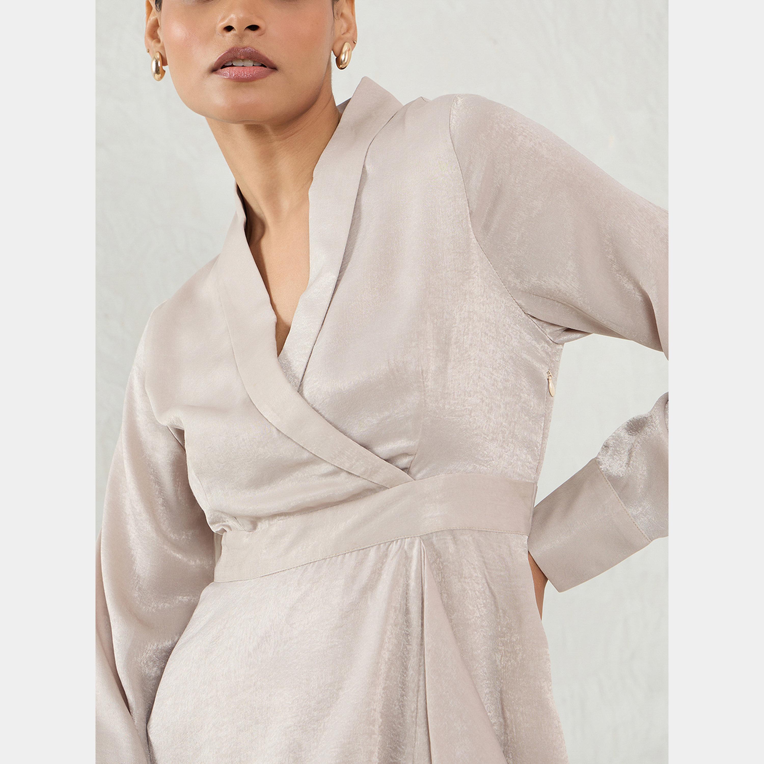 فيميلا - فستان قصير ملفوف بأكمام طويلة وياقة شال من الساتان البيج للنساء-women-clothing-dresses-image-5