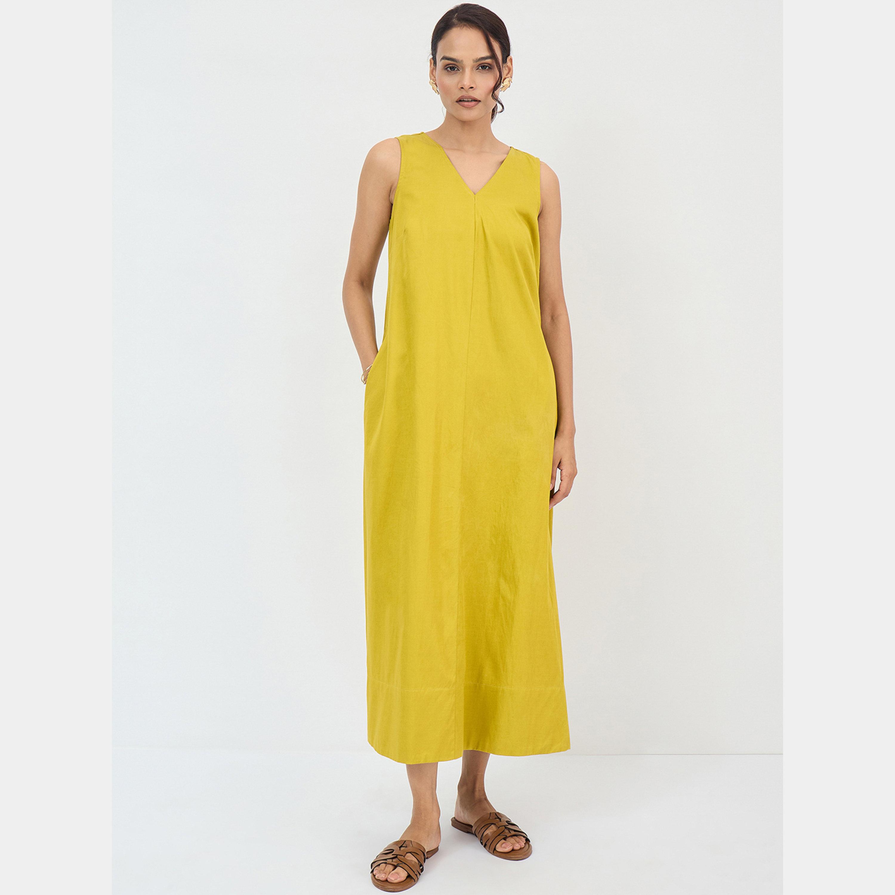 فيميلا - فستان ماكسي نسائي بدون أكمام رقبة حرف A باللون الأصفر الخردلي-women-clothing-dresses-image-1