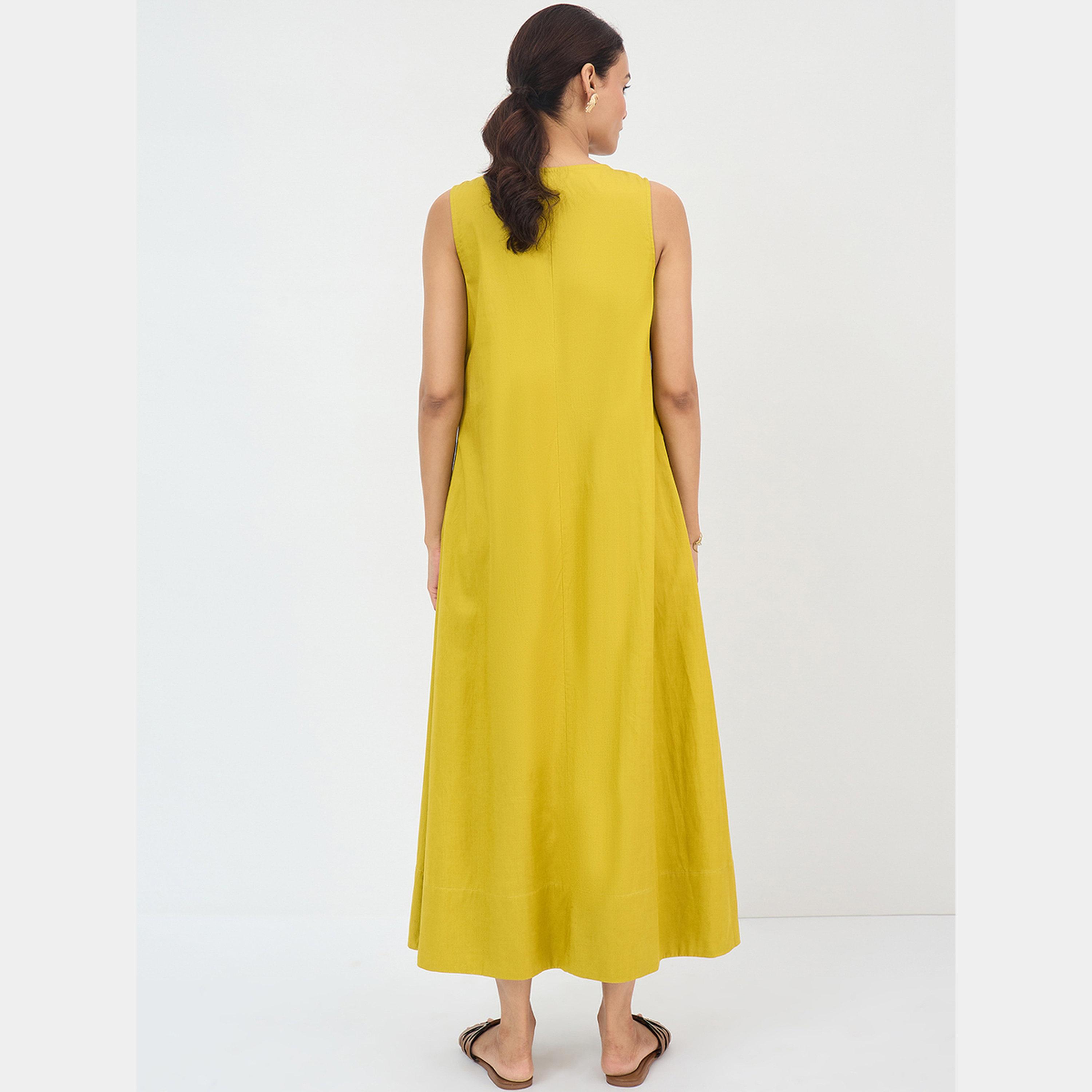 فيميلا - فستان ماكسي نسائي بدون أكمام رقبة حرف A باللون الأصفر الخردلي-women-clothing-dresses-image-2