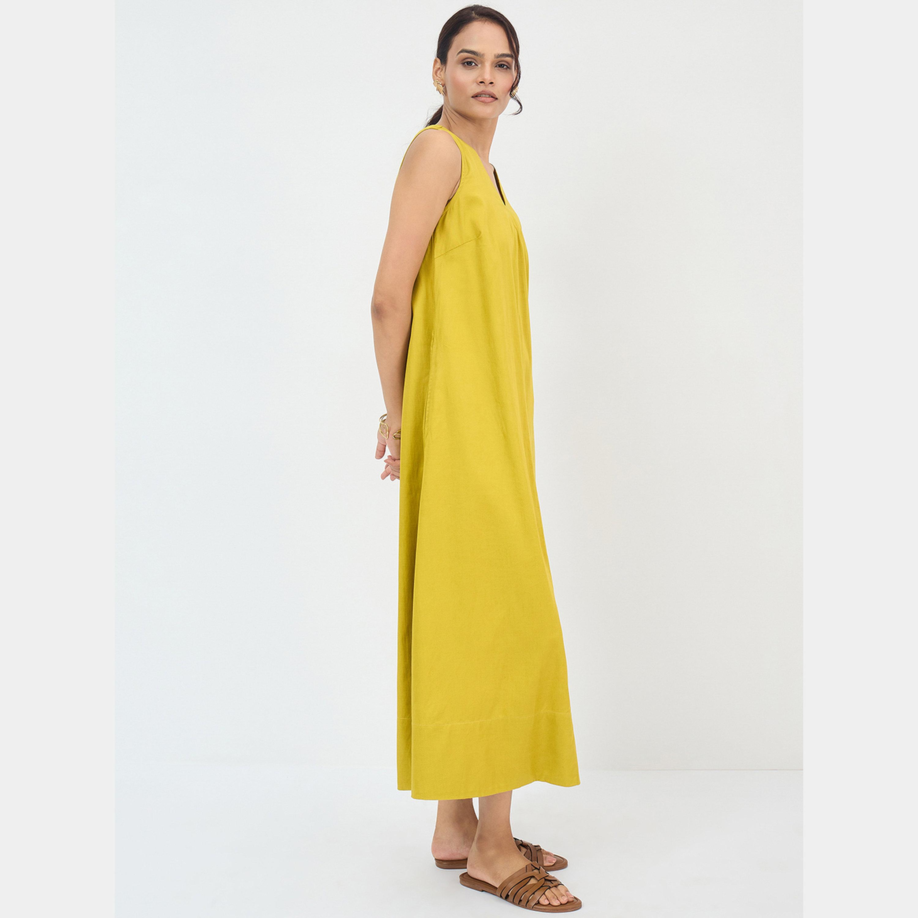 فيميلا - فستان ماكسي نسائي بدون أكمام رقبة حرف A باللون الأصفر الخردلي-women-clothing-dresses-image-3