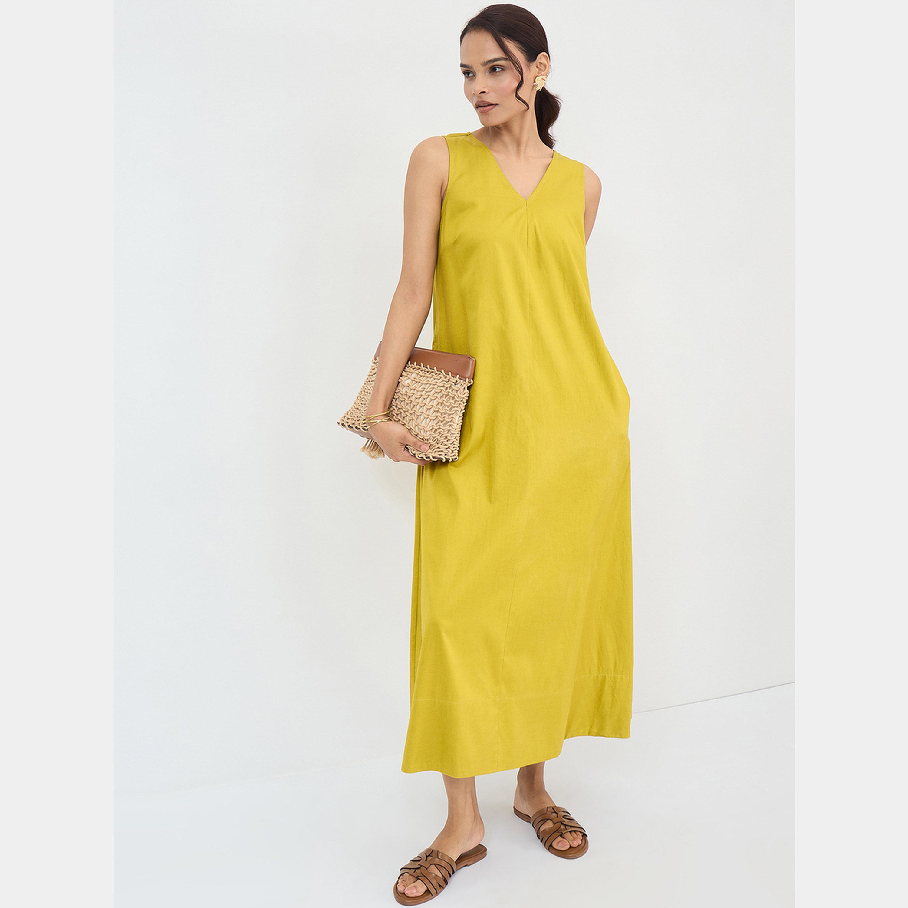 فيميلا - فستان ماكسي نسائي بدون أكمام رقبة حرف A باللون الأصفر الخردلي-women-clothing-dresses-image-5