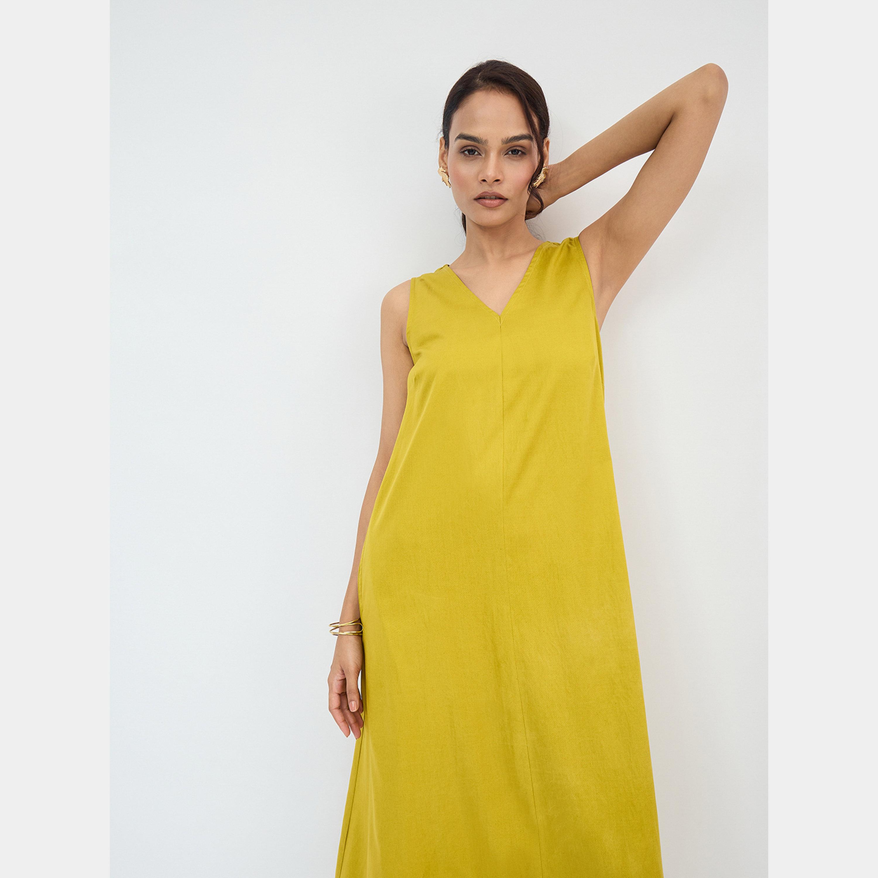 فيميلا - فستان ماكسي نسائي بدون أكمام رقبة حرف A باللون الأصفر الخردلي-women-clothing-dresses-image-6