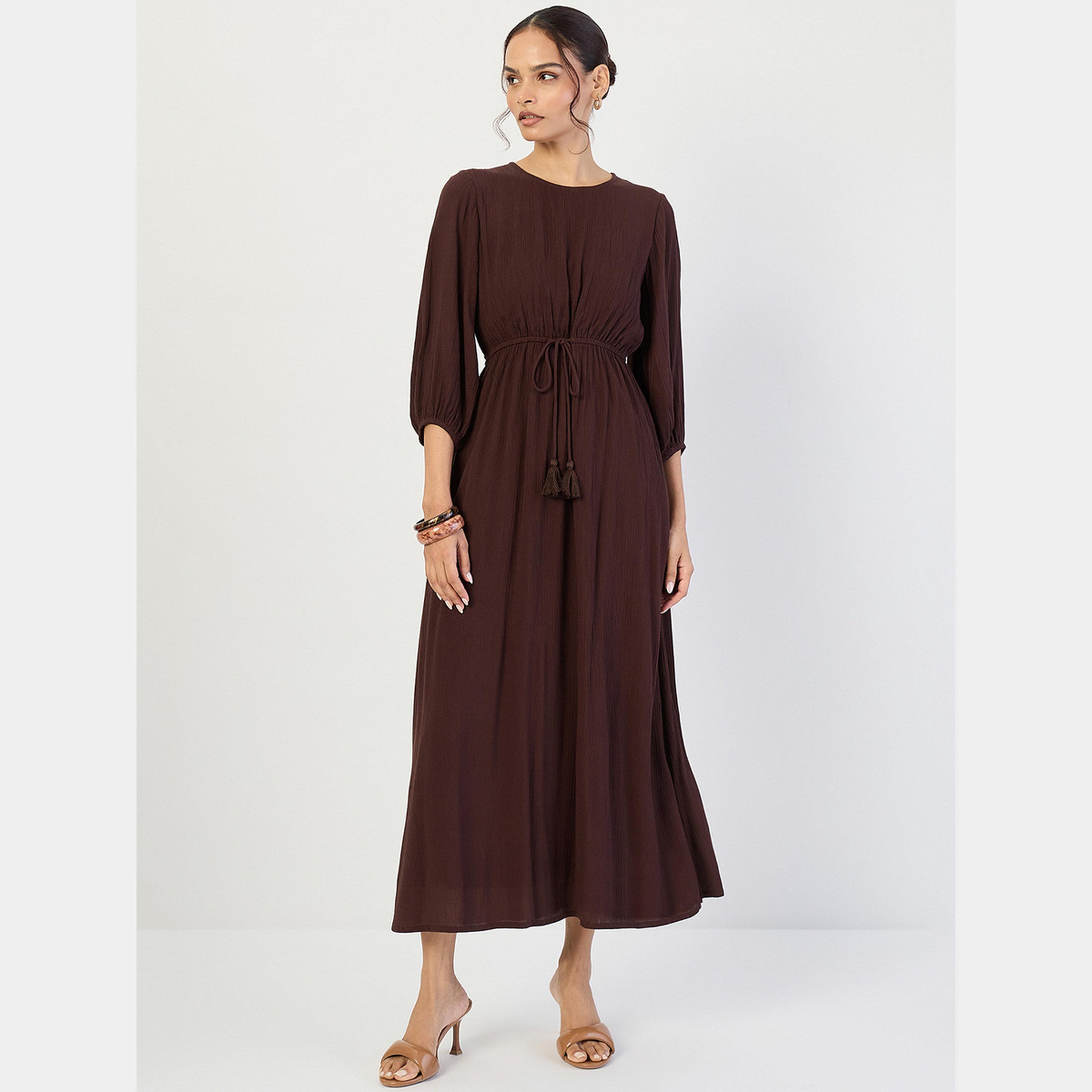 فيميلا - فستان ماكسي نسائي بأكمام 3/4 ورقبة دائرية مجعدة لون القهوة-women-clothing-dresses-image-1