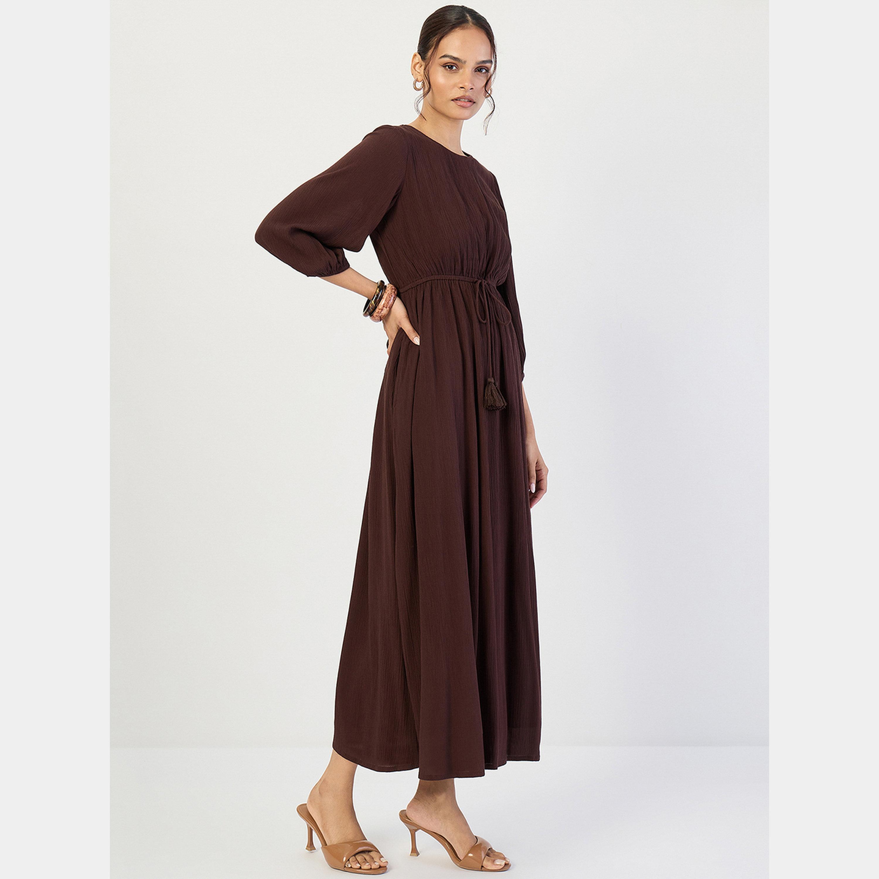 فيميلا - فستان ماكسي نسائي بأكمام 3/4 ورقبة دائرية مجعدة لون القهوة-women-clothing-dresses-image-2