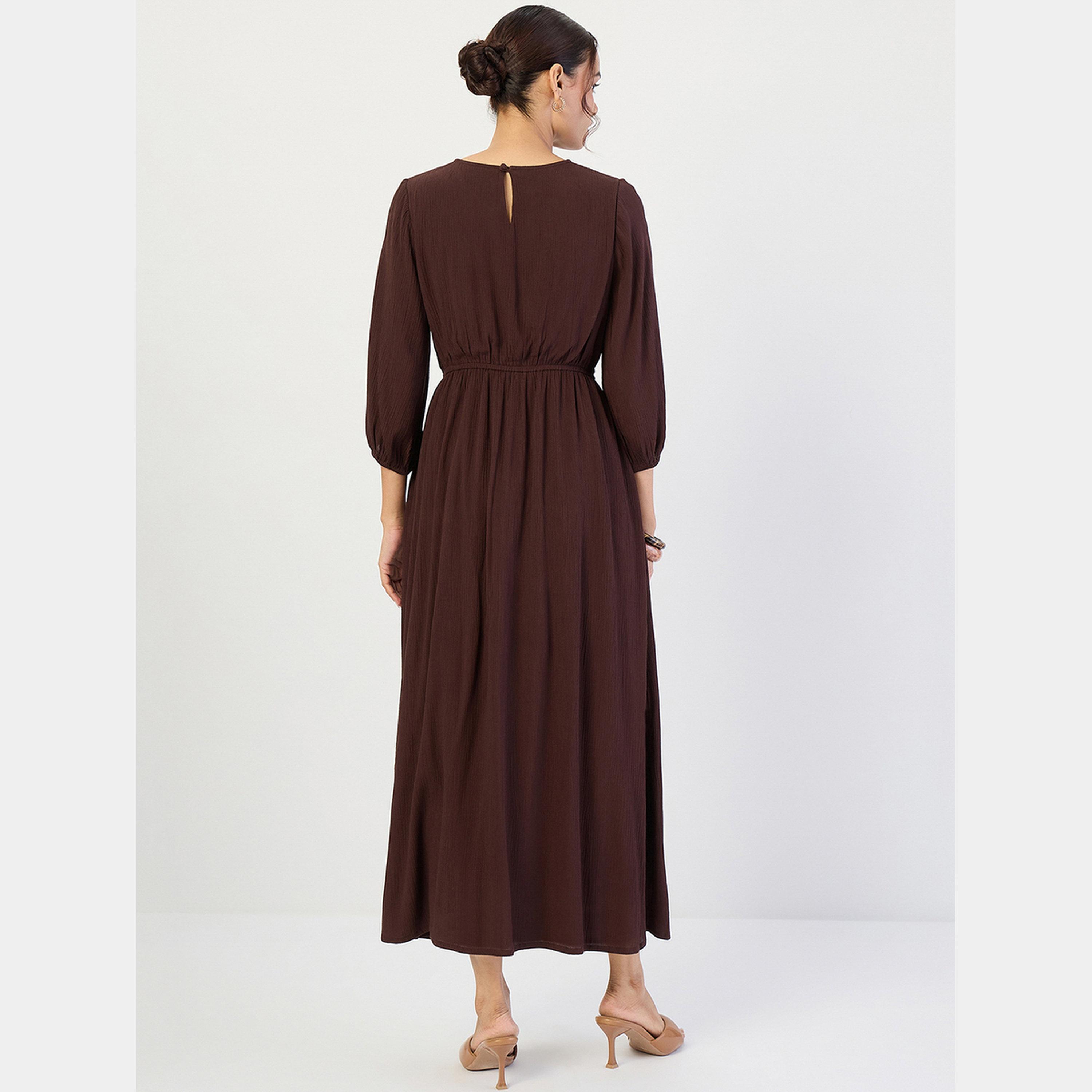 فيميلا - فستان ماكسي نسائي بأكمام 3/4 ورقبة دائرية مجعدة لون القهوة-women-clothing-dresses-image-3