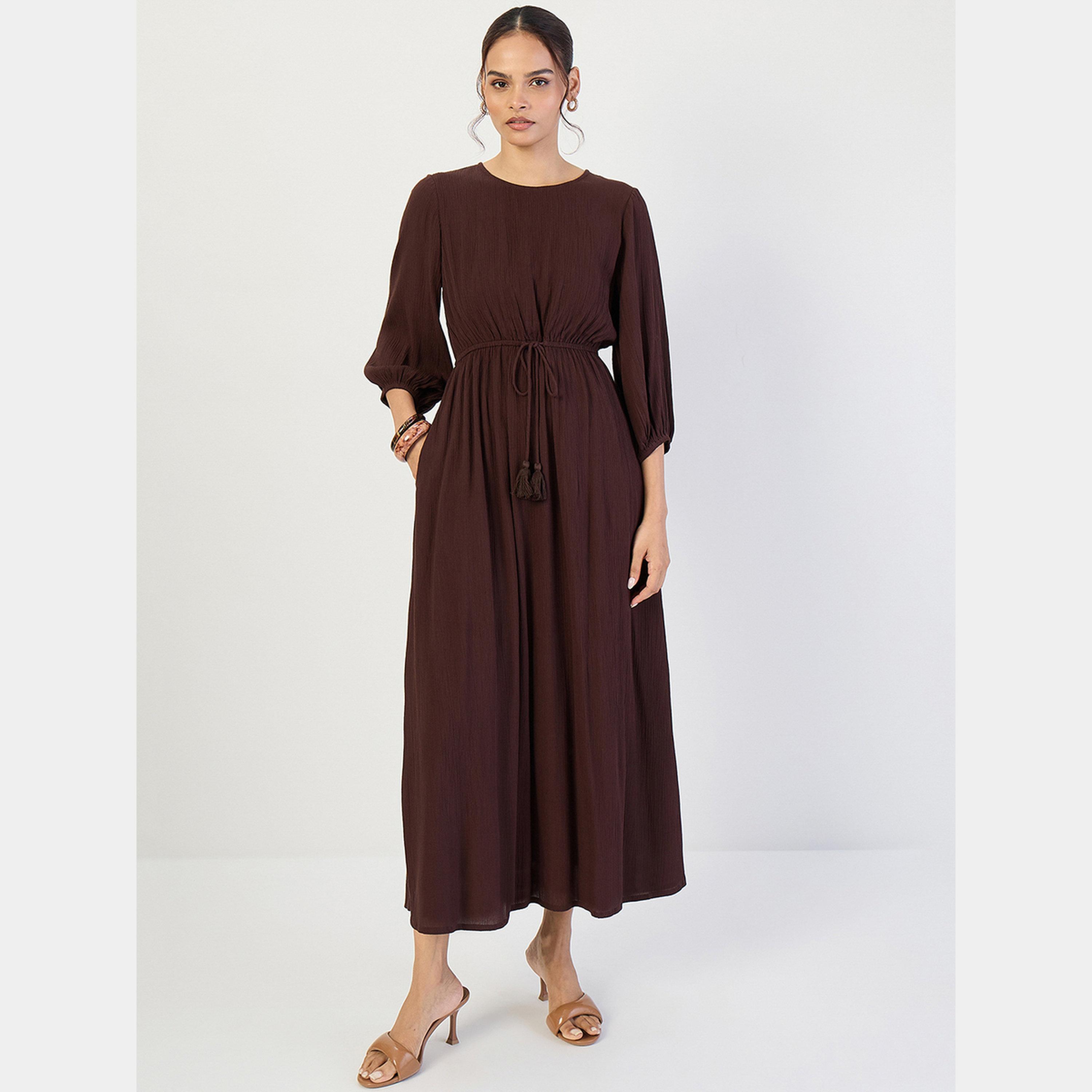 فيميلا - فستان ماكسي نسائي بأكمام 3/4 ورقبة دائرية مجعدة لون القهوة-women-clothing-dresses-image-6