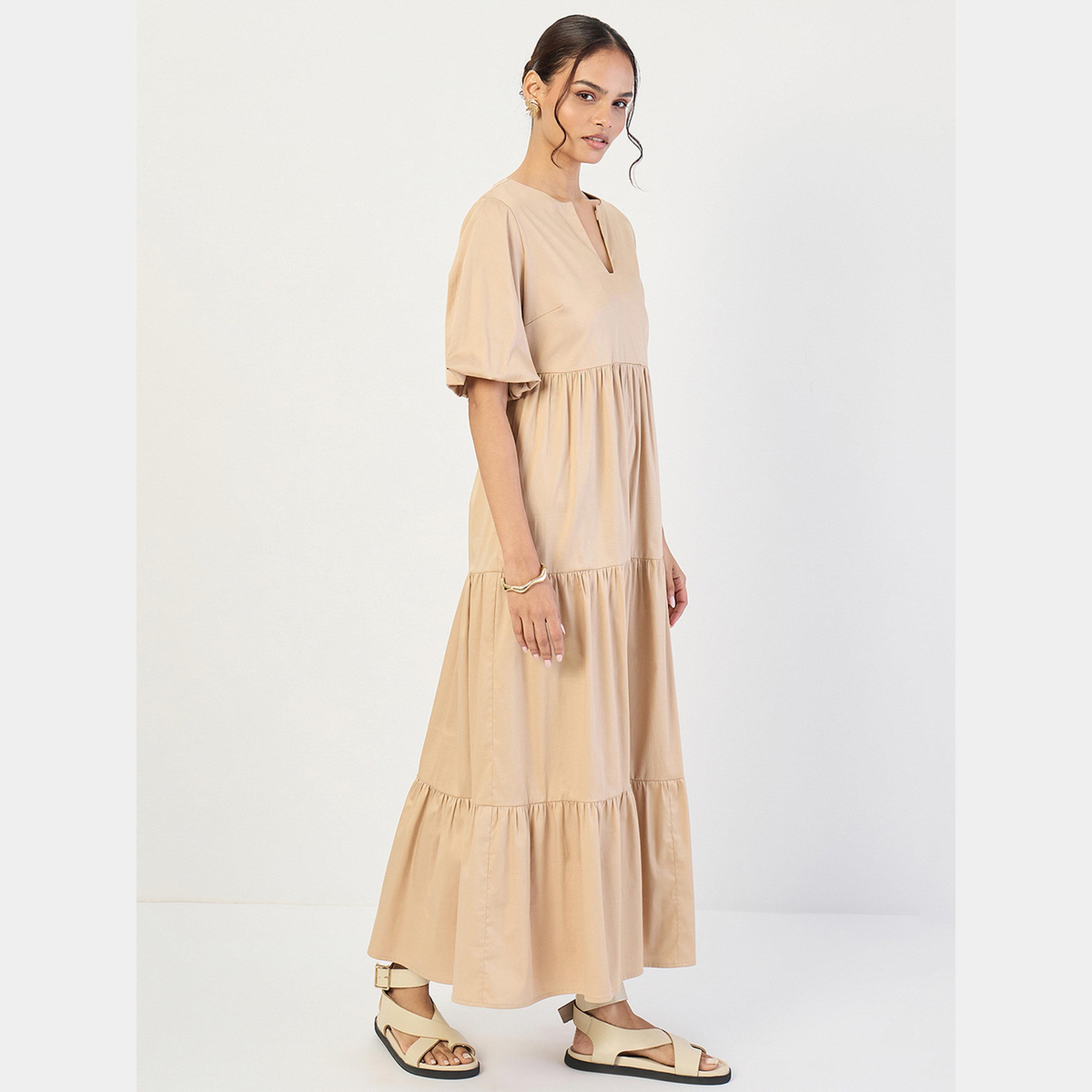 فيميلا - فستان ماكسي طبقات قطن نسائي بياقة حرف V أكمام منتفخة لون بيج-women-clothing-dresses-image-2