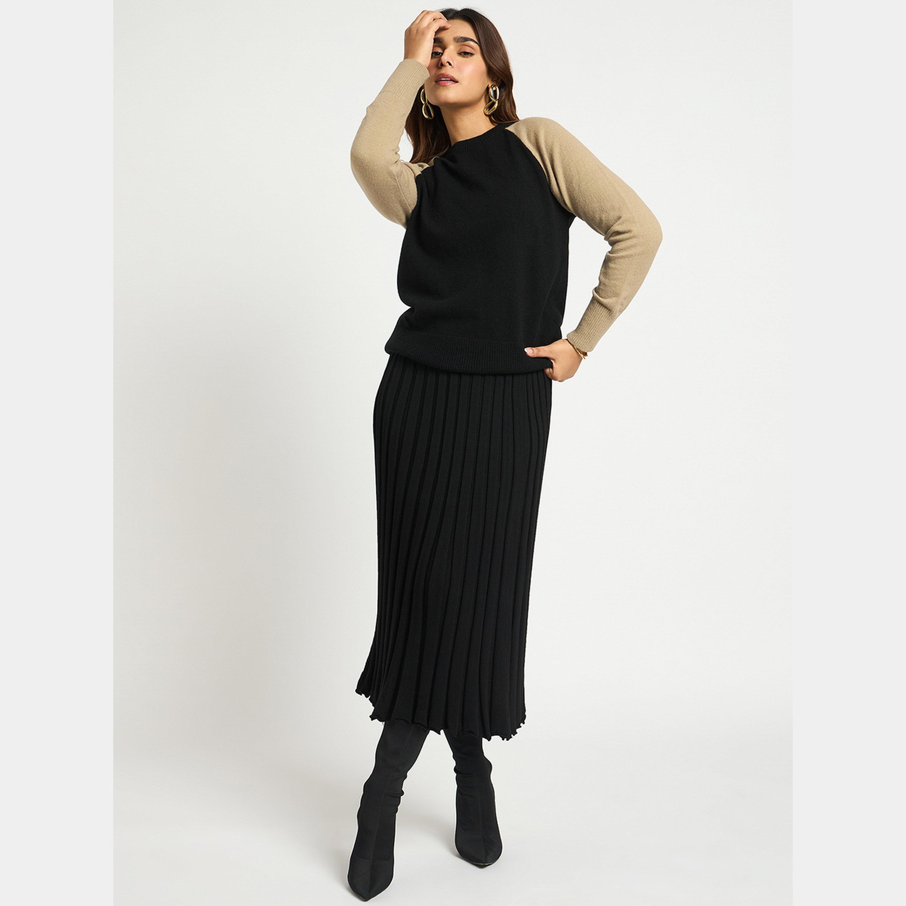فيميلا - سترة نسائية محبوكة ثنائية اللون برقبة دائرية وأكمام راجلان-women-clothing-cardigansandjumpers-jumpers-image-2