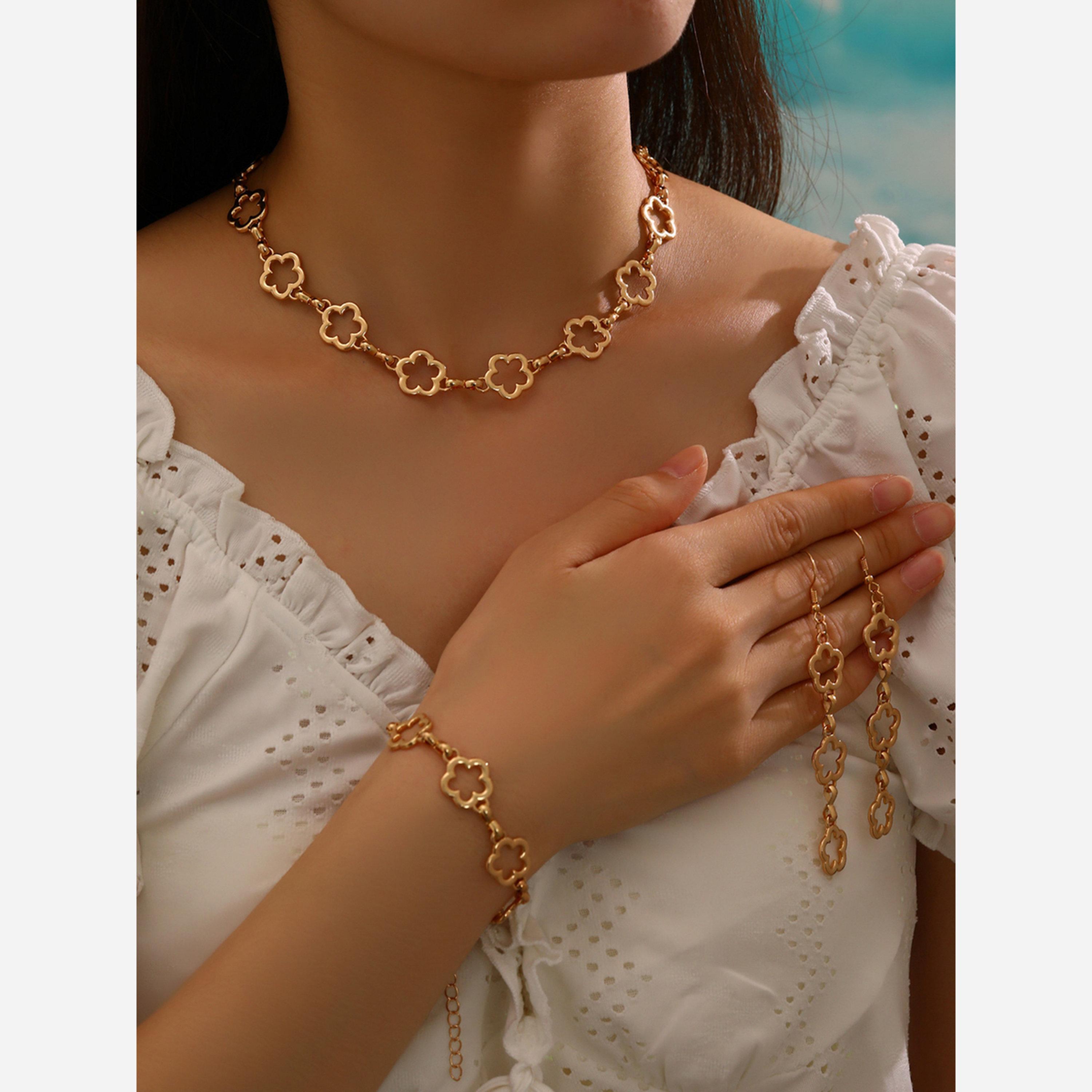 تيك تو - طقم من 3 قطع - قلادة ذهبية مزينة بزهرة مع سوار وأقراط-women-watchesandjewellery-jewellery-jewellerysets-image-2