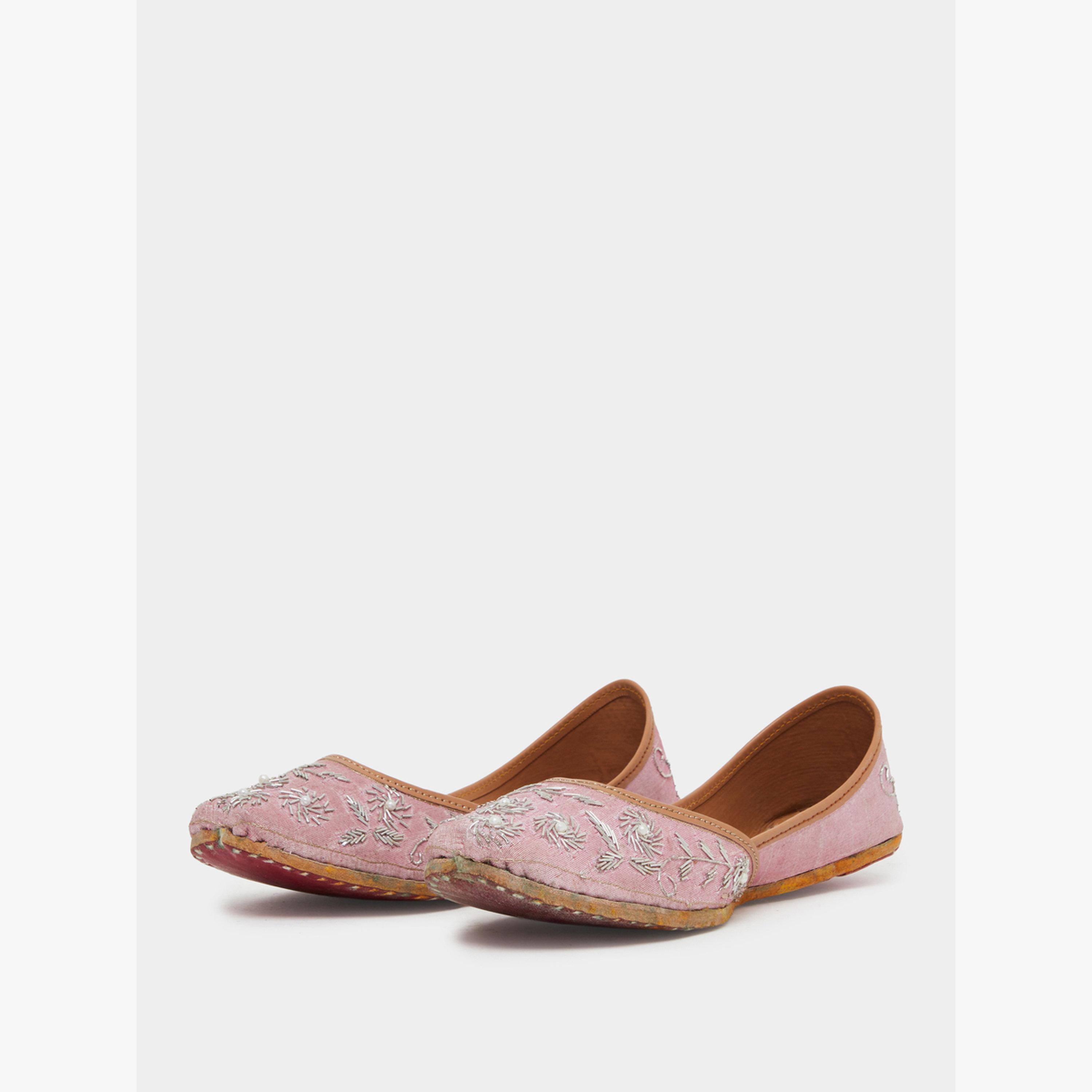 حذاء جوتي فلات مزين بالخرز مع تفاصيل مُطرّزة-women-shoes-flats-ballerinas-image-1