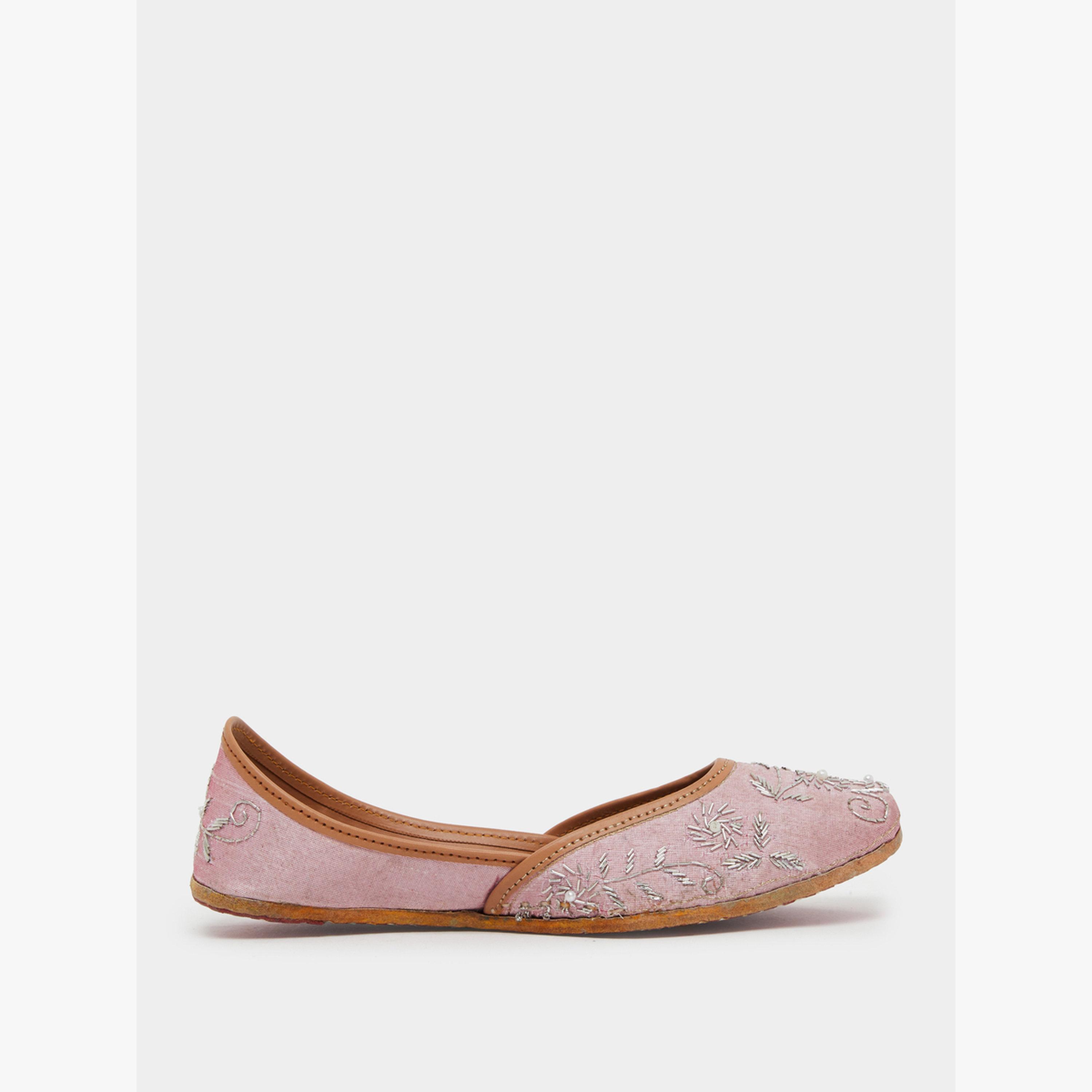 حذاء جوتي فلات مزين بالخرز مع تفاصيل مُطرّزة-women-shoes-flats-ballerinas-image-2