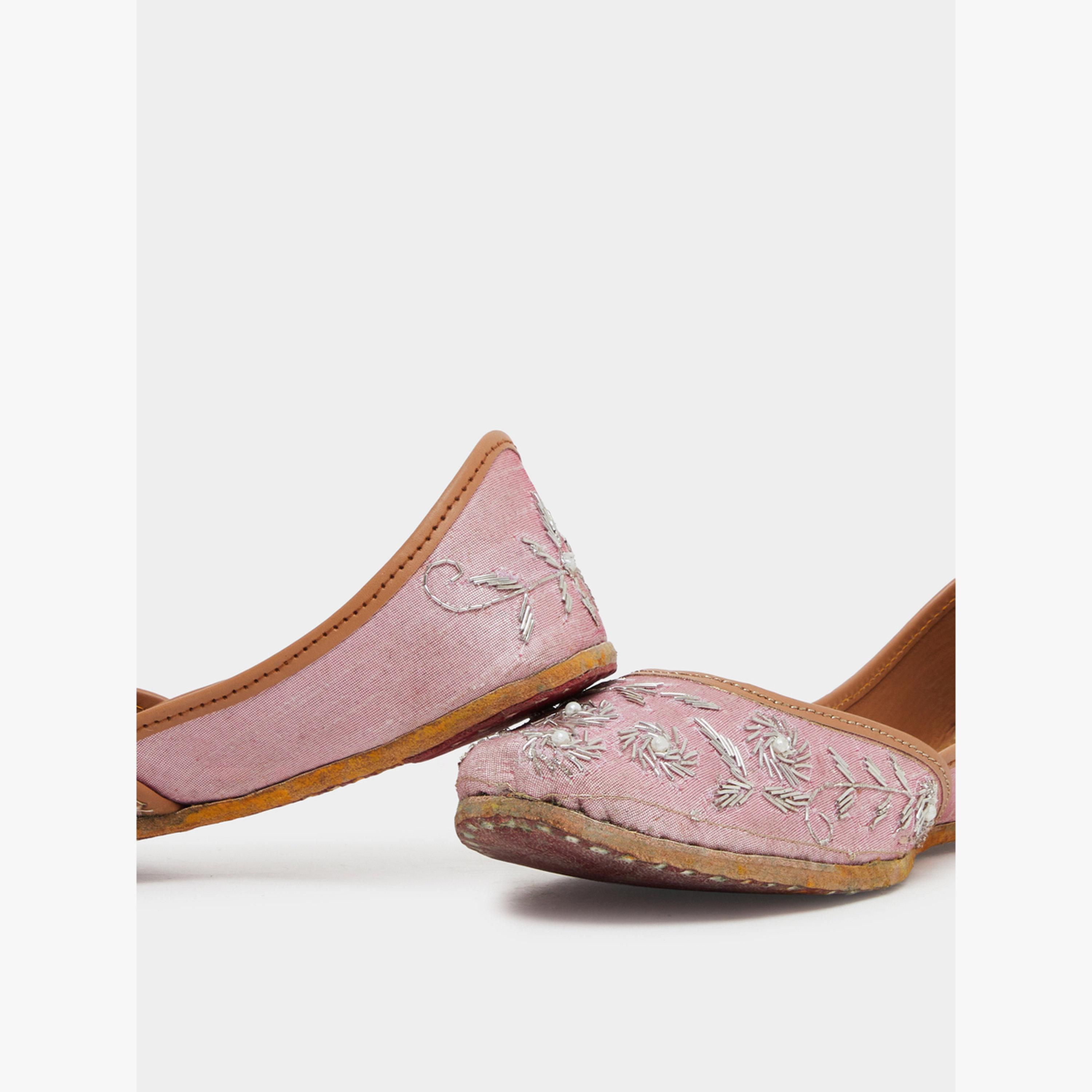 حذاء جوتي فلات مزين بالخرز مع تفاصيل مُطرّزة-women-shoes-flats-ballerinas-image-4