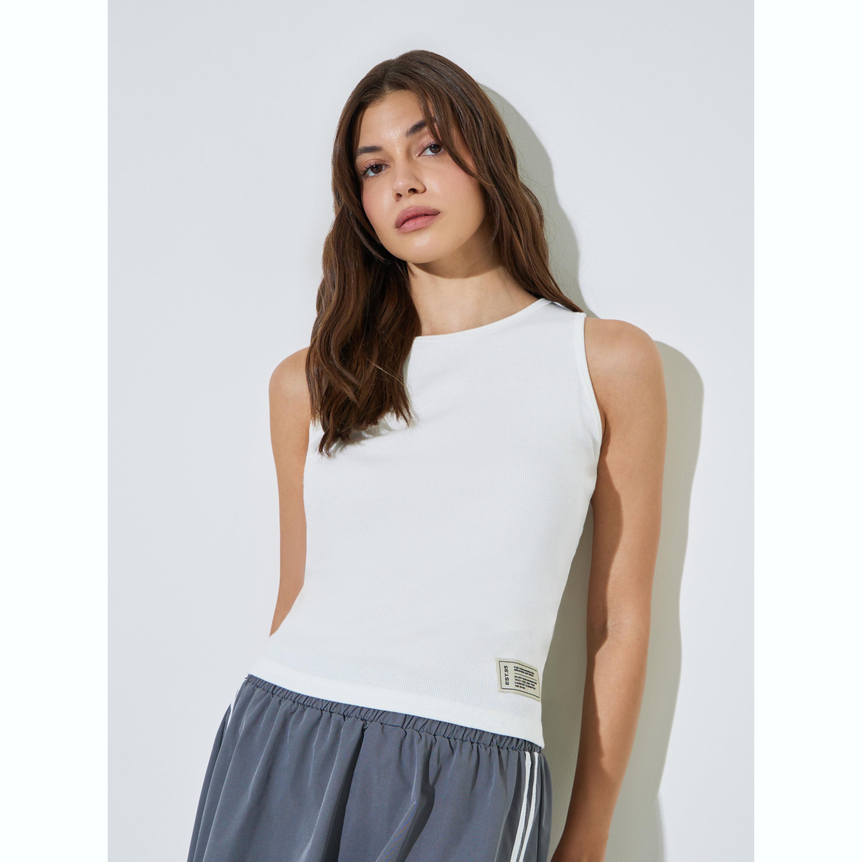 بلوزة تانك مُجسمة بتفاصيل مضلعة ومزينة بشارة-women-clothing-shirtsandblouses-blouses-image-1