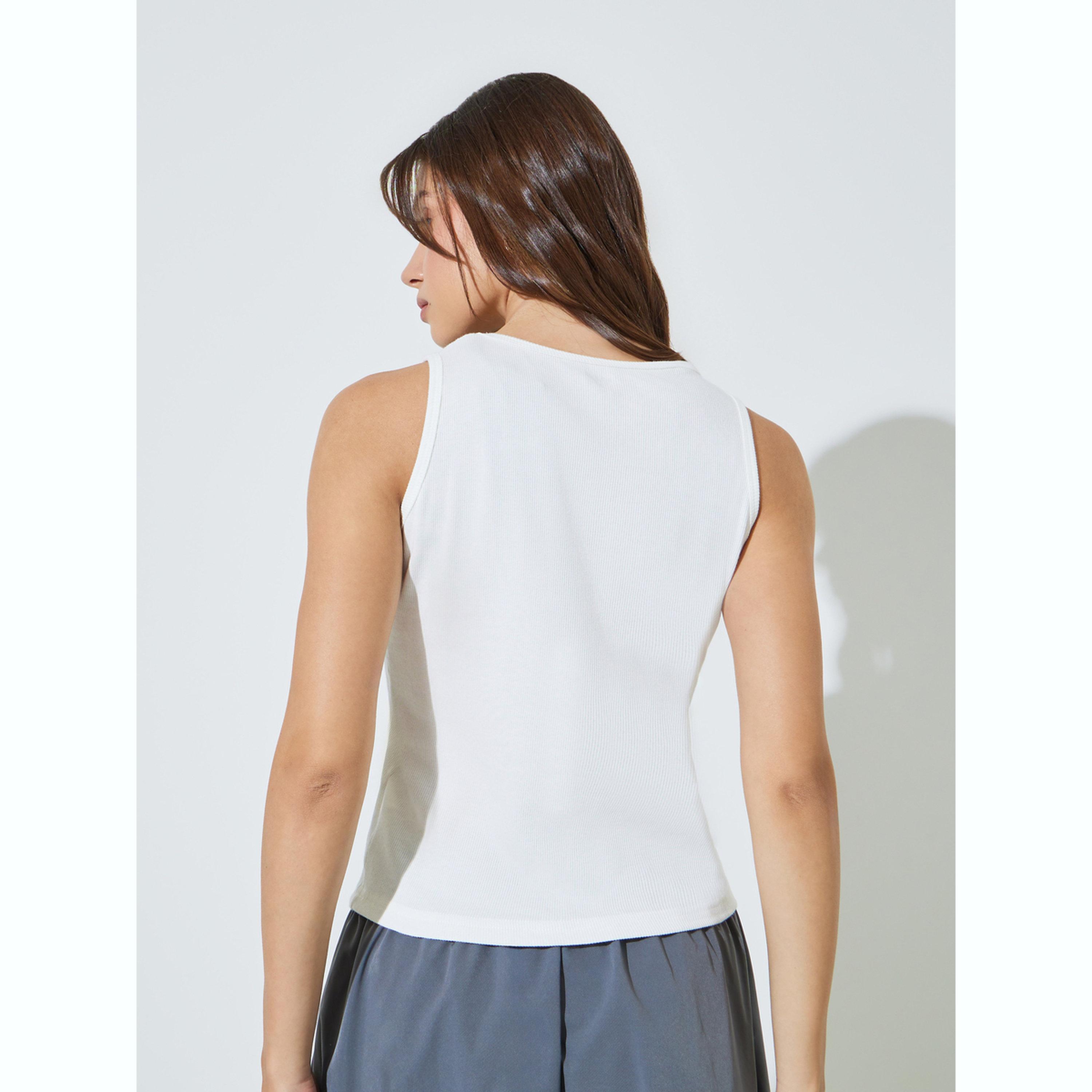 بلوزة تانك مُجسمة بتفاصيل مضلعة ومزينة بشارة-women-clothing-shirtsandblouses-blouses-image-3