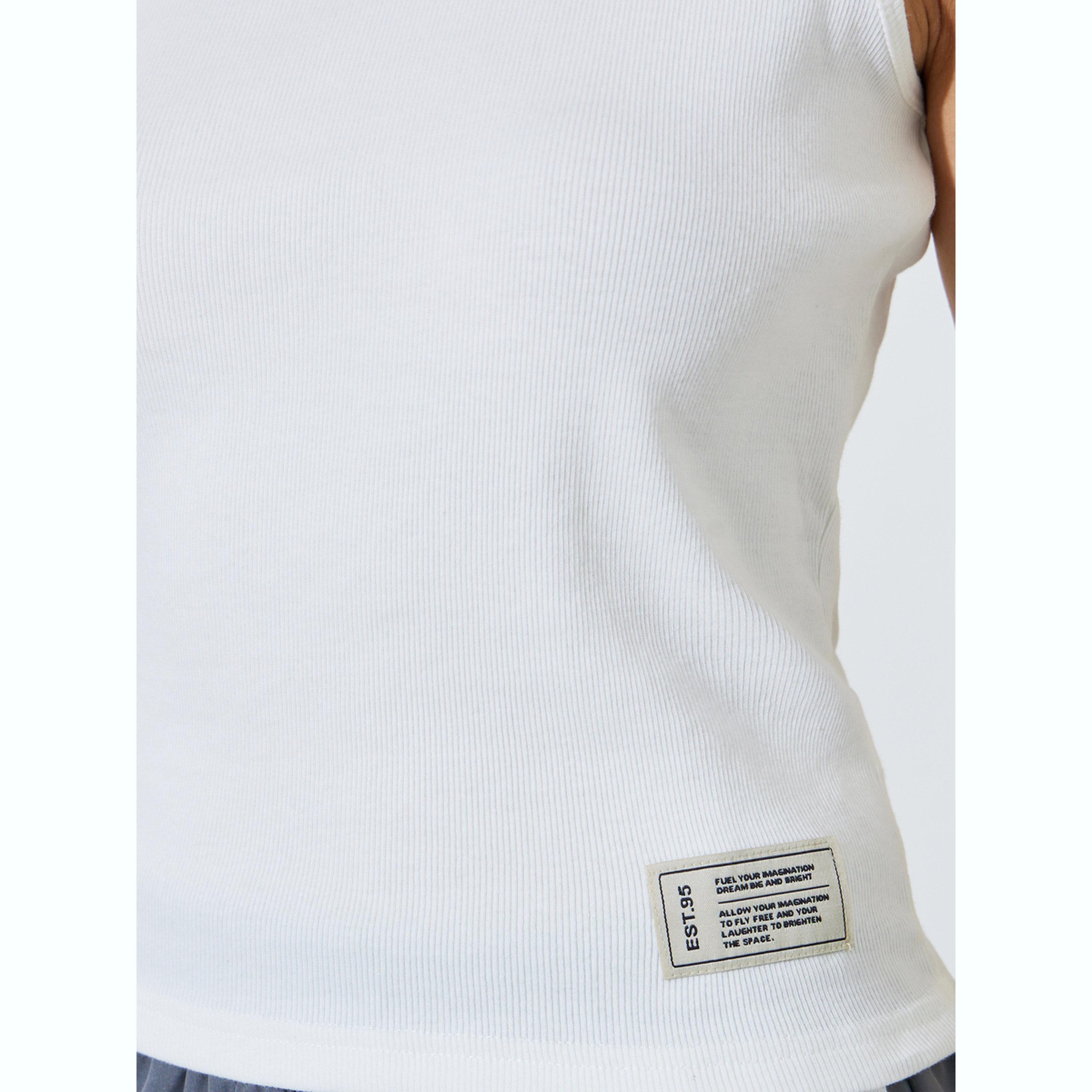 بلوزة تانك مُجسمة بتفاصيل مضلعة ومزينة بشارة-women-clothing-shirtsandblouses-blouses-image-4