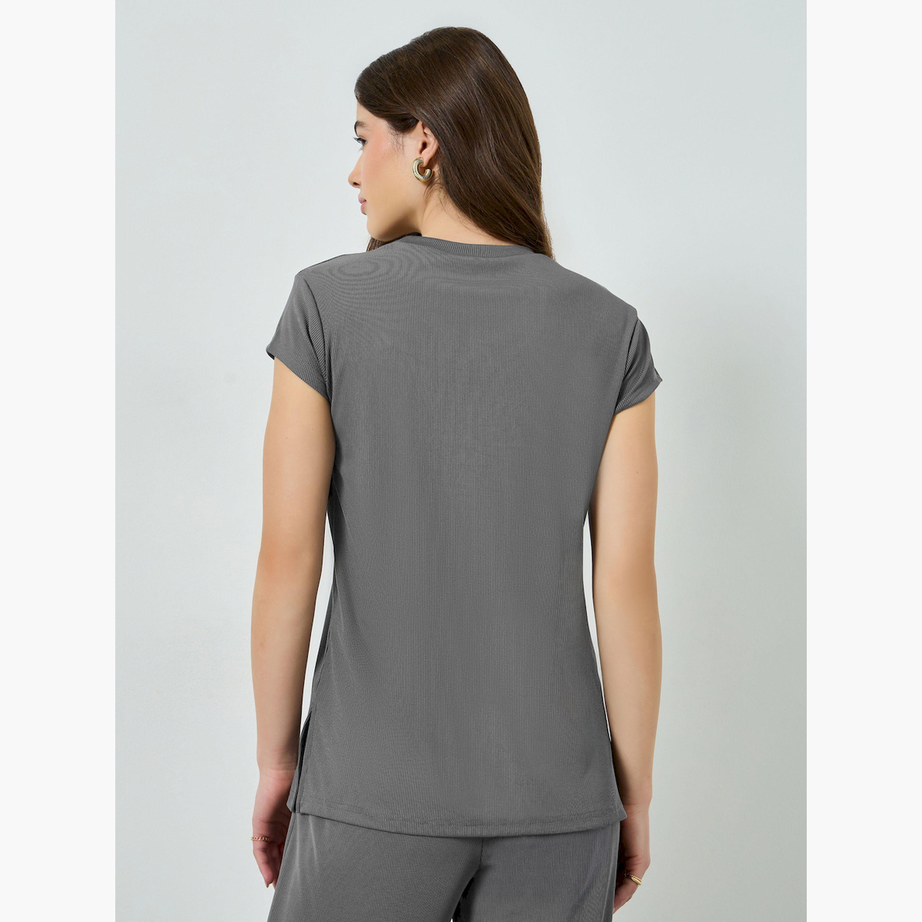 تيشيرت مضلع بفتحة جانبية-women-clothing-tshirts-image-3