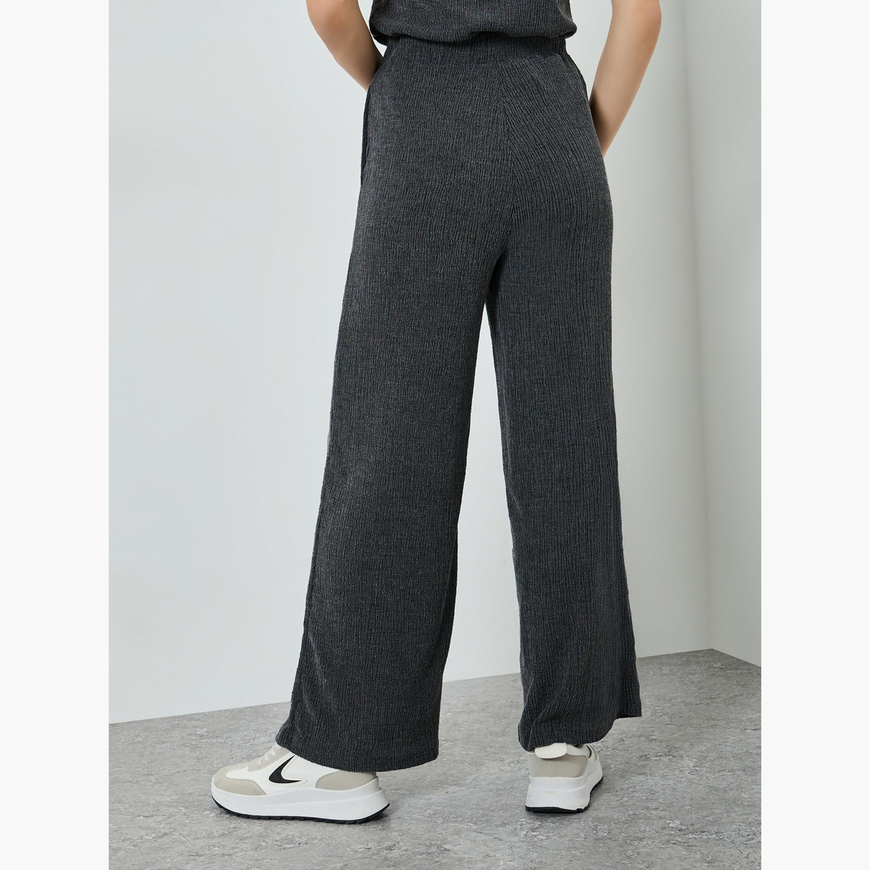 بنطال جوغر محبوك بأرجل واسعة ونسيج بارز-men-clothing-bottoms-joggers-image-3