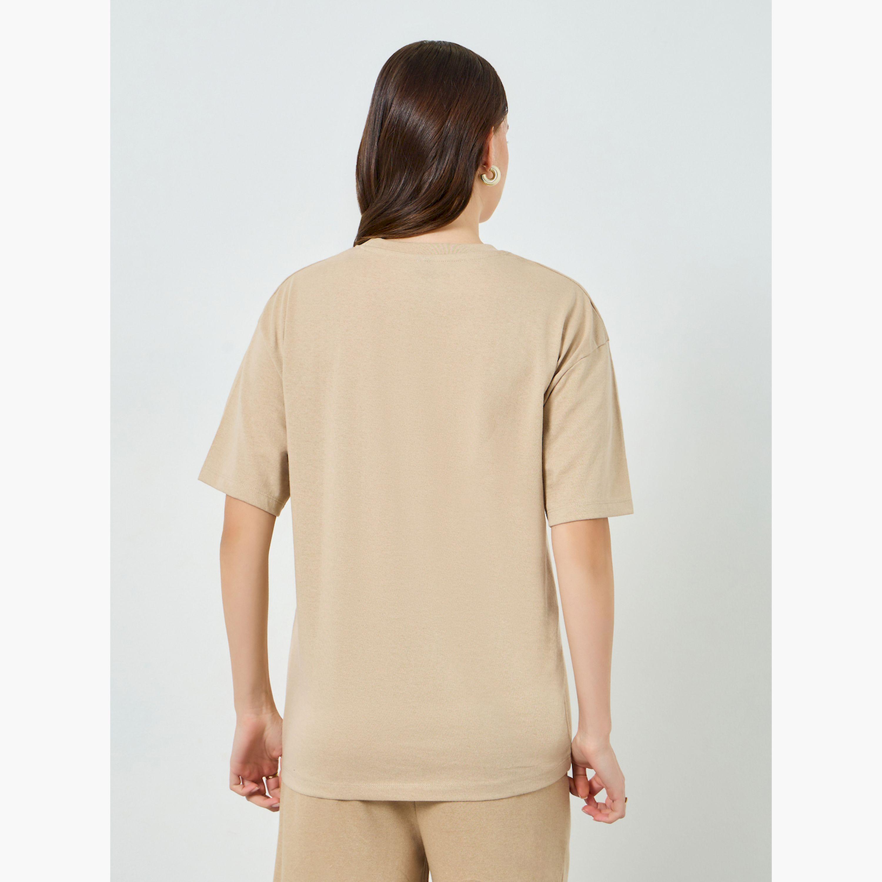 تيشيرت واسع مُطرّز بشعار مع أكمام قصيرة-women-clothing-tshirts-image-3