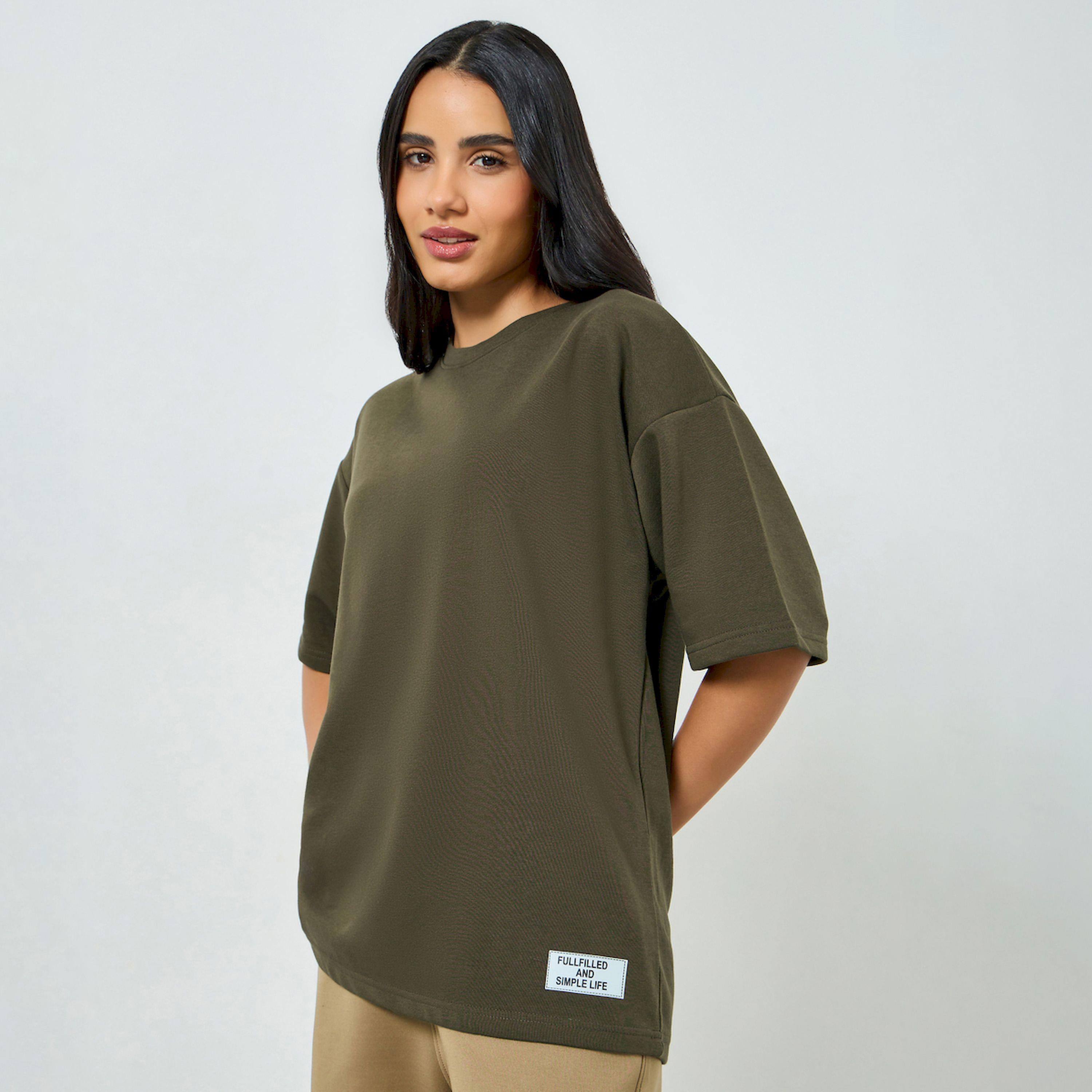 تيشيرت بطبعة أساسيات وقصة واسعة-women-clothing-tshirts-image-1