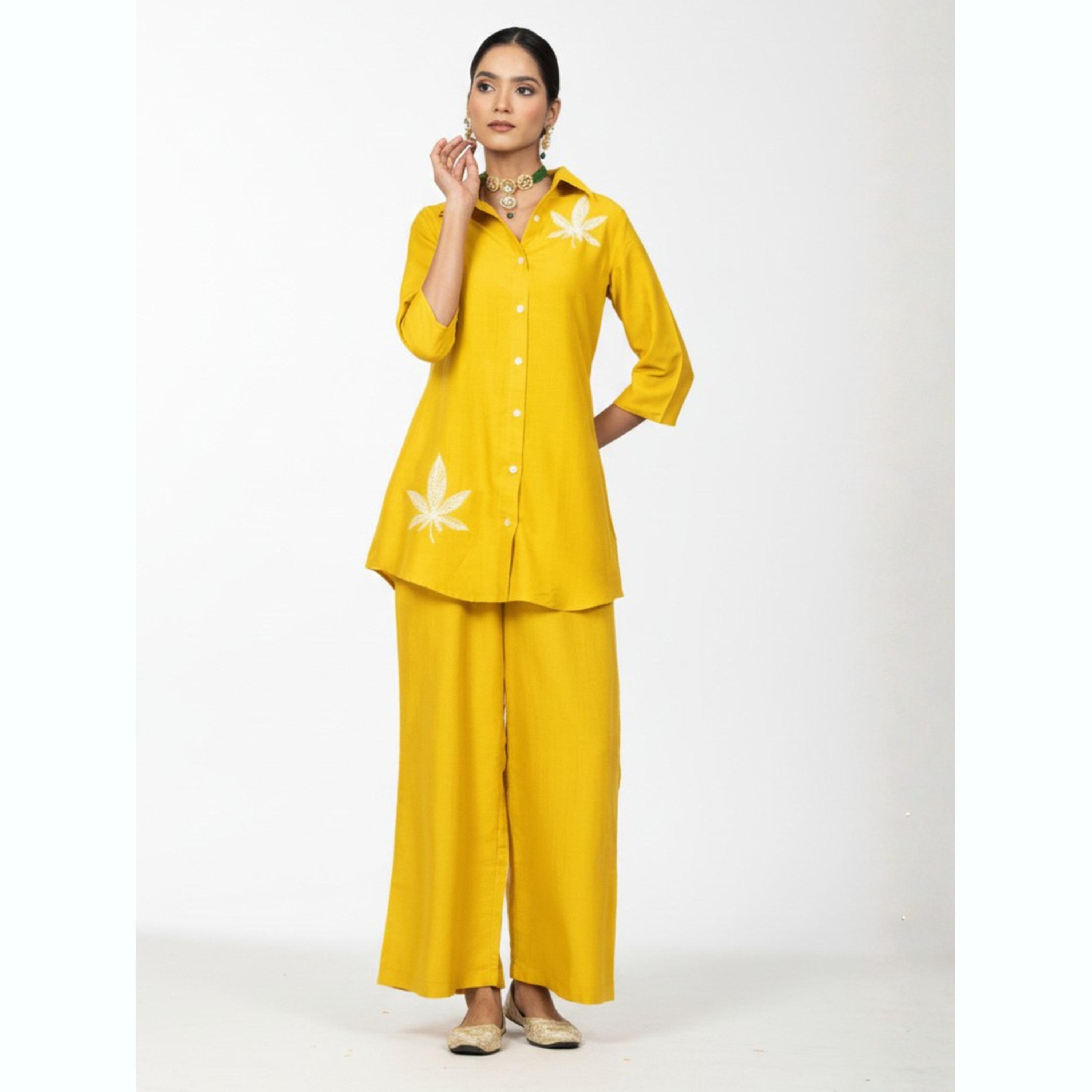 طقم قميص مطرز وبنطال بأرجل واسعة-women-clothing-coordsets-image-1