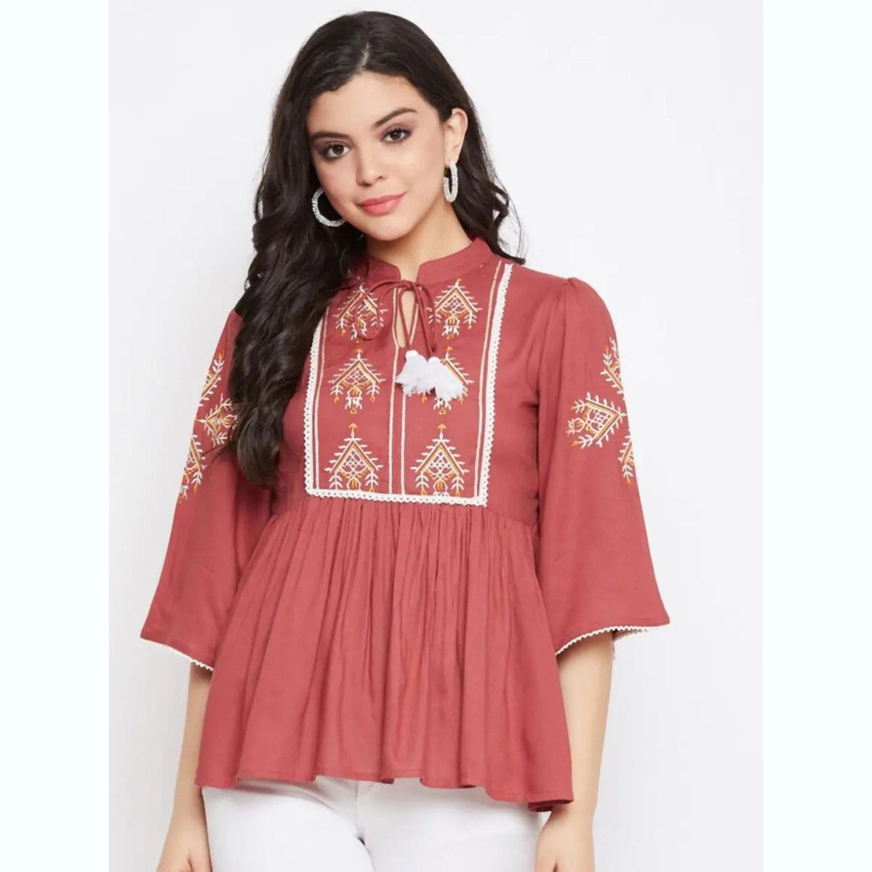 واين ريد × ستايلي - بلوزة من قماش الرايون المطرز باللون العنابي للنساء-women-clothing-shirtsandblouses-blouses-image-1